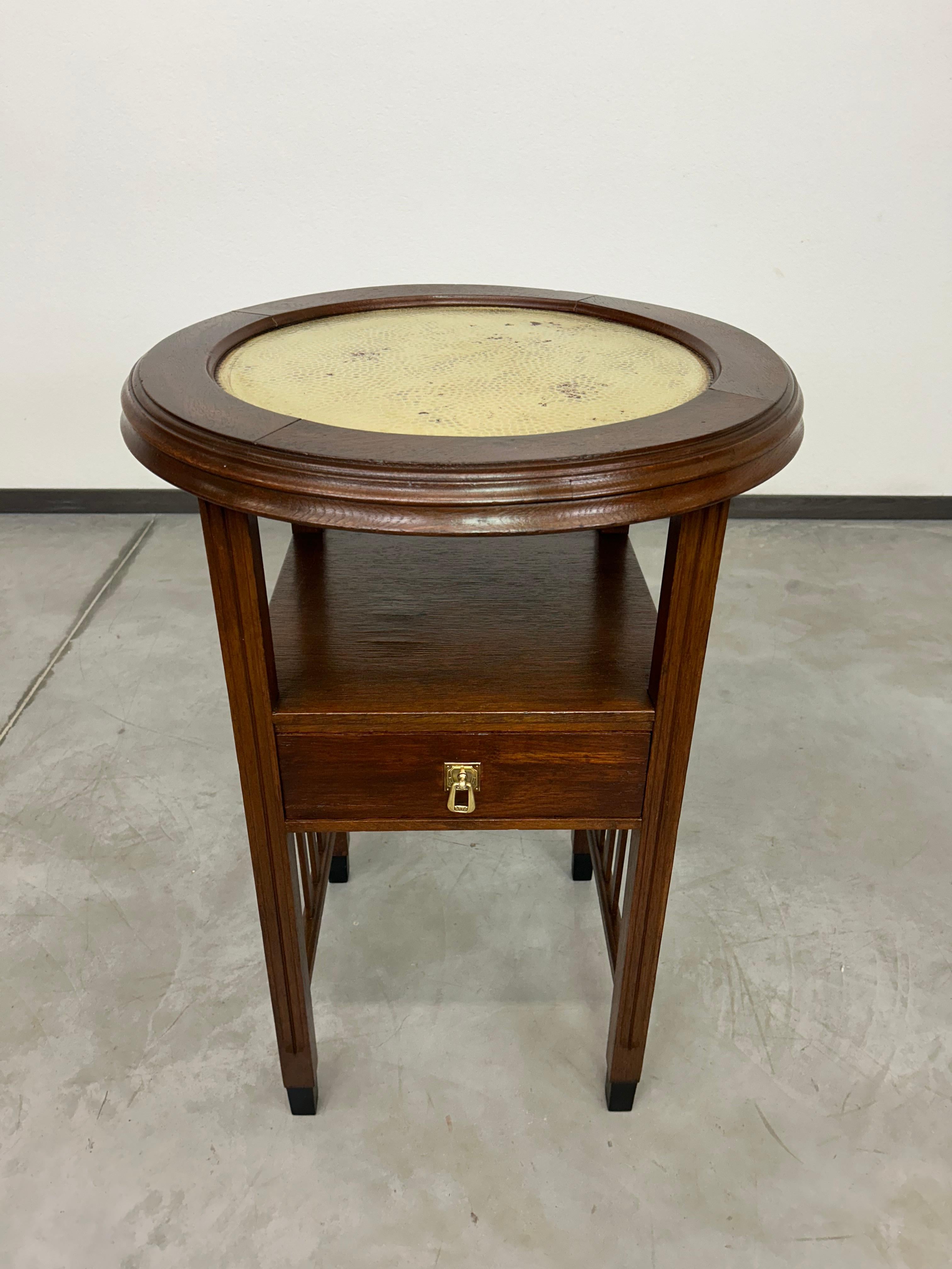Art Deco Art deco round table with brass top For Sale