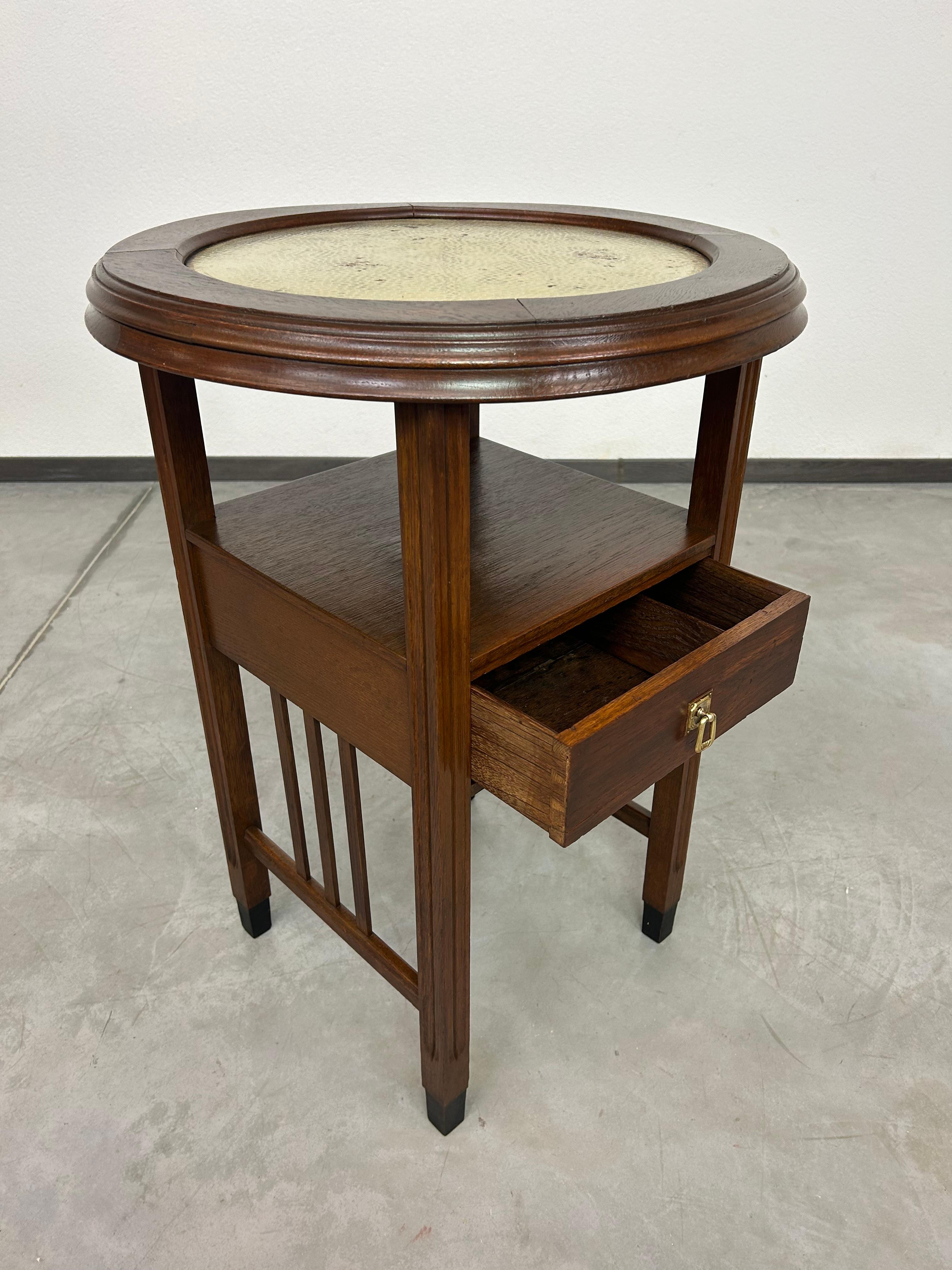 Art deco round table with brass top For Sale 2