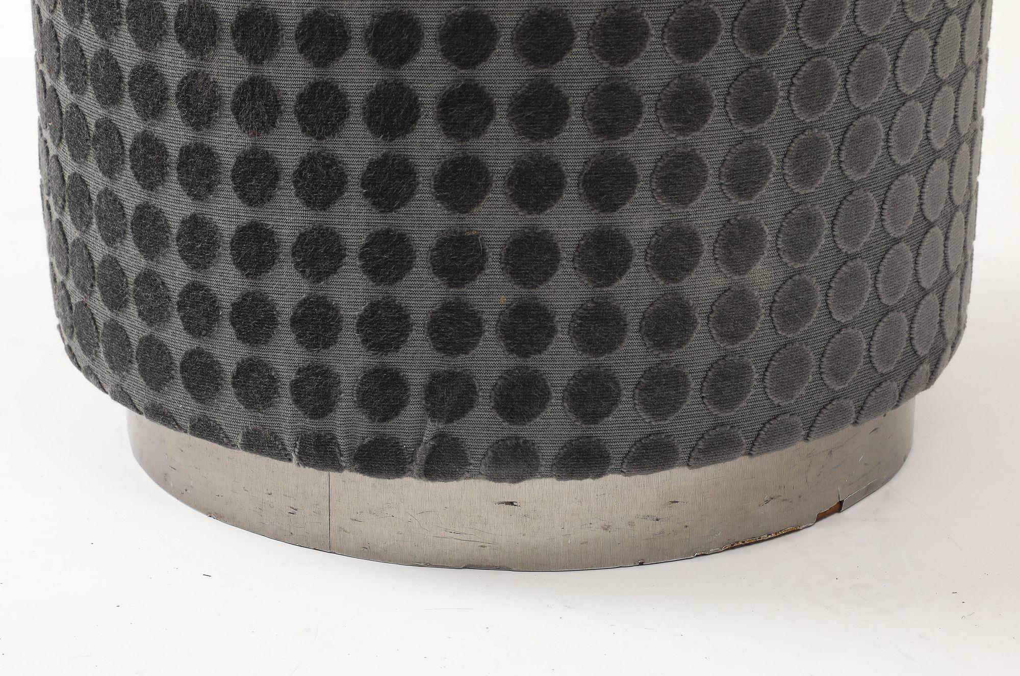 Otomana Art Decó redonda texturizada con base de metal, años 20 franceses Francés en venta