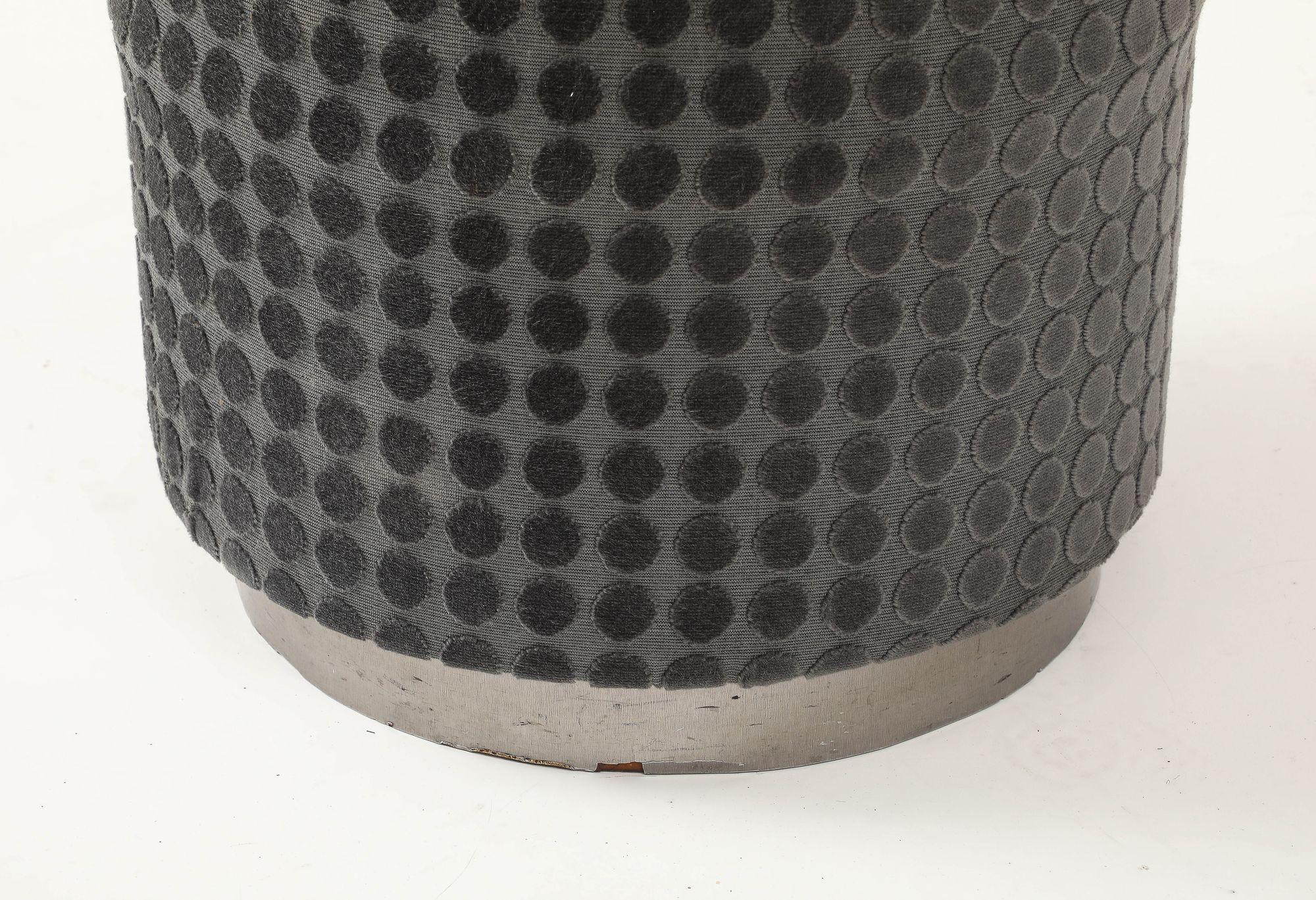 Otomana Art Decó redonda texturizada con base de metal, años 20 franceses en Bueno estado para la venta en South Salem, NY