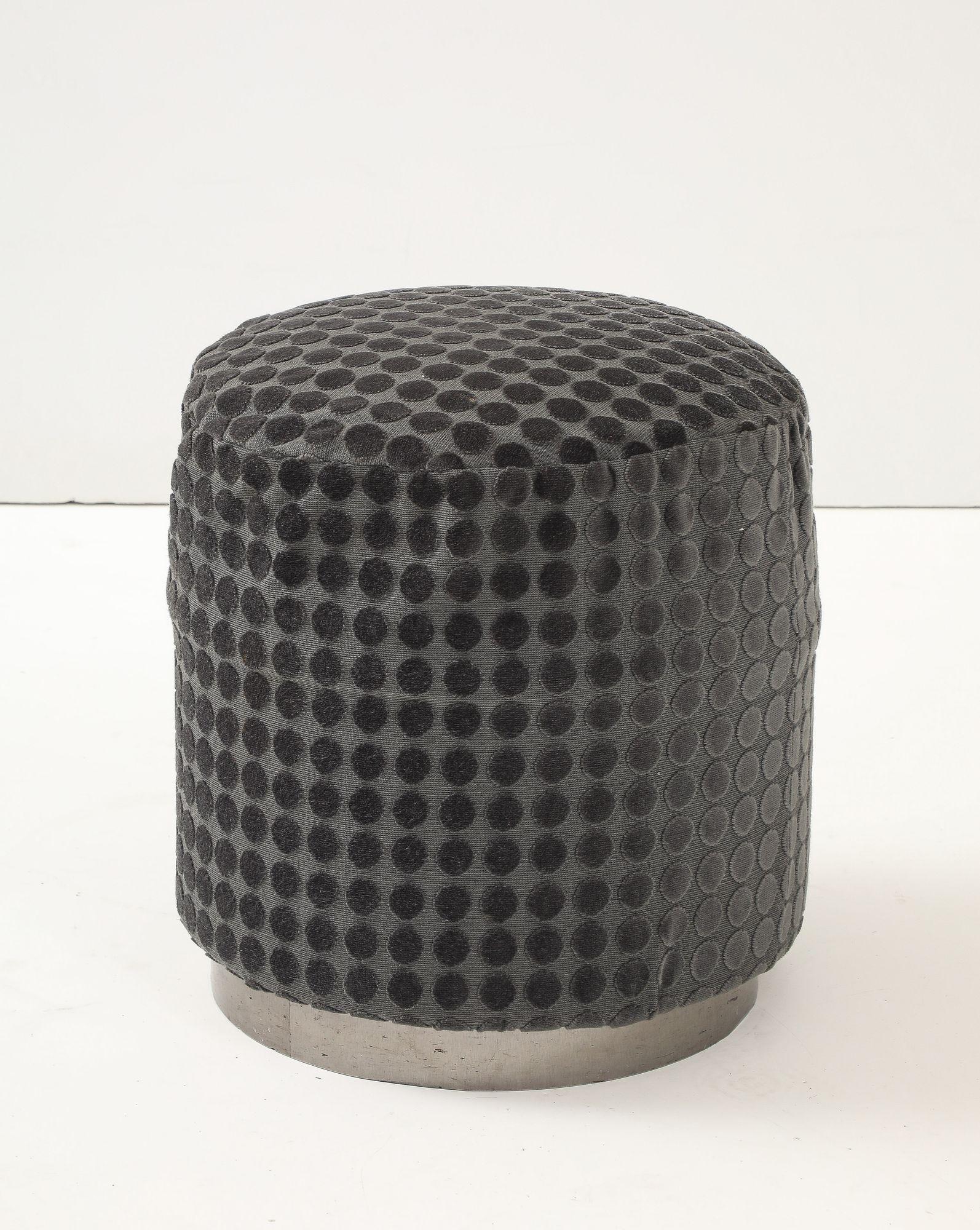 Otomana Art Decó redonda texturizada con base de metal, años 20 franceses en venta 1