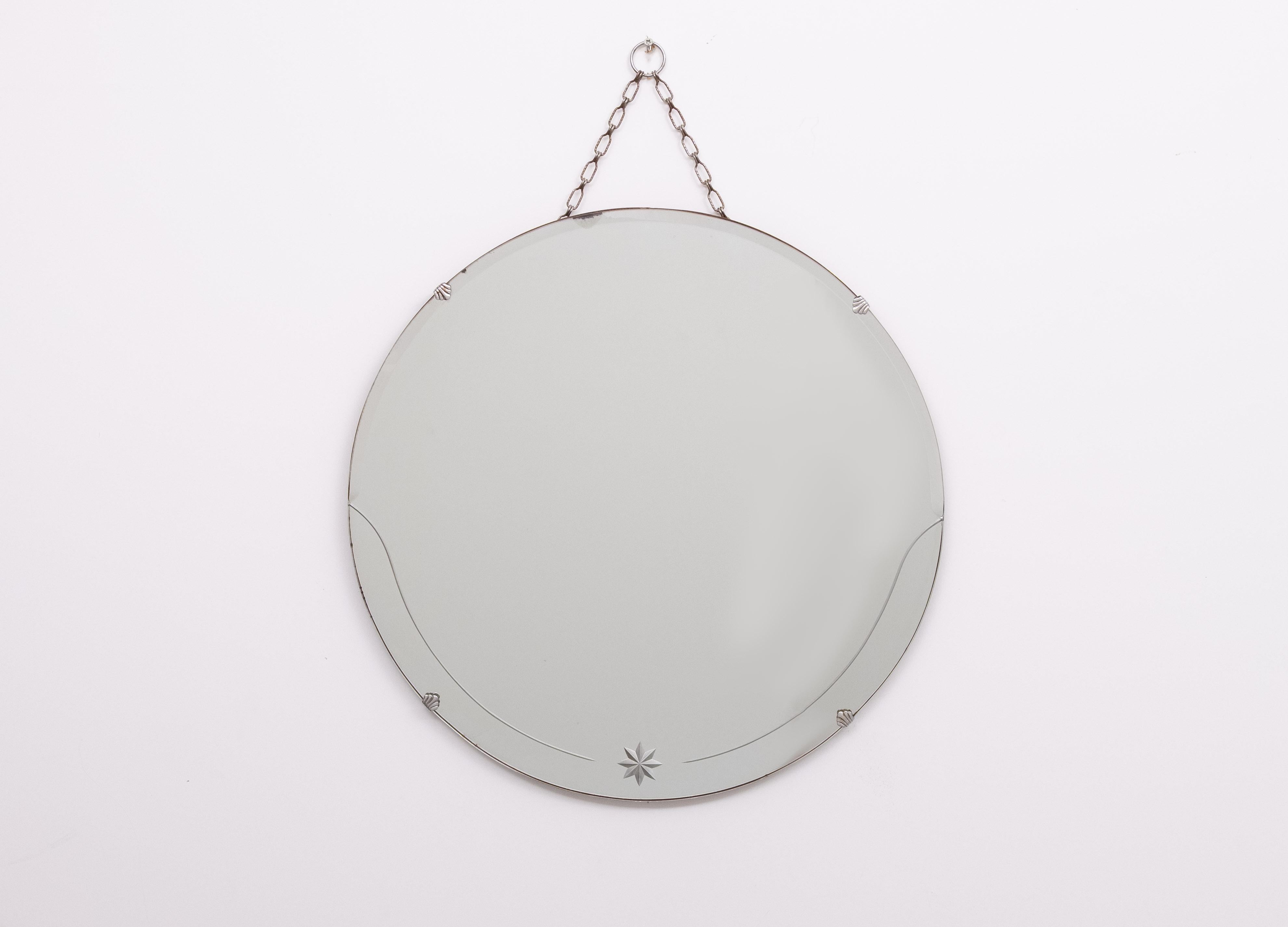 Très beau miroir rond, chaîne d'origine, gravure d'étoile. 
France années 1930 
