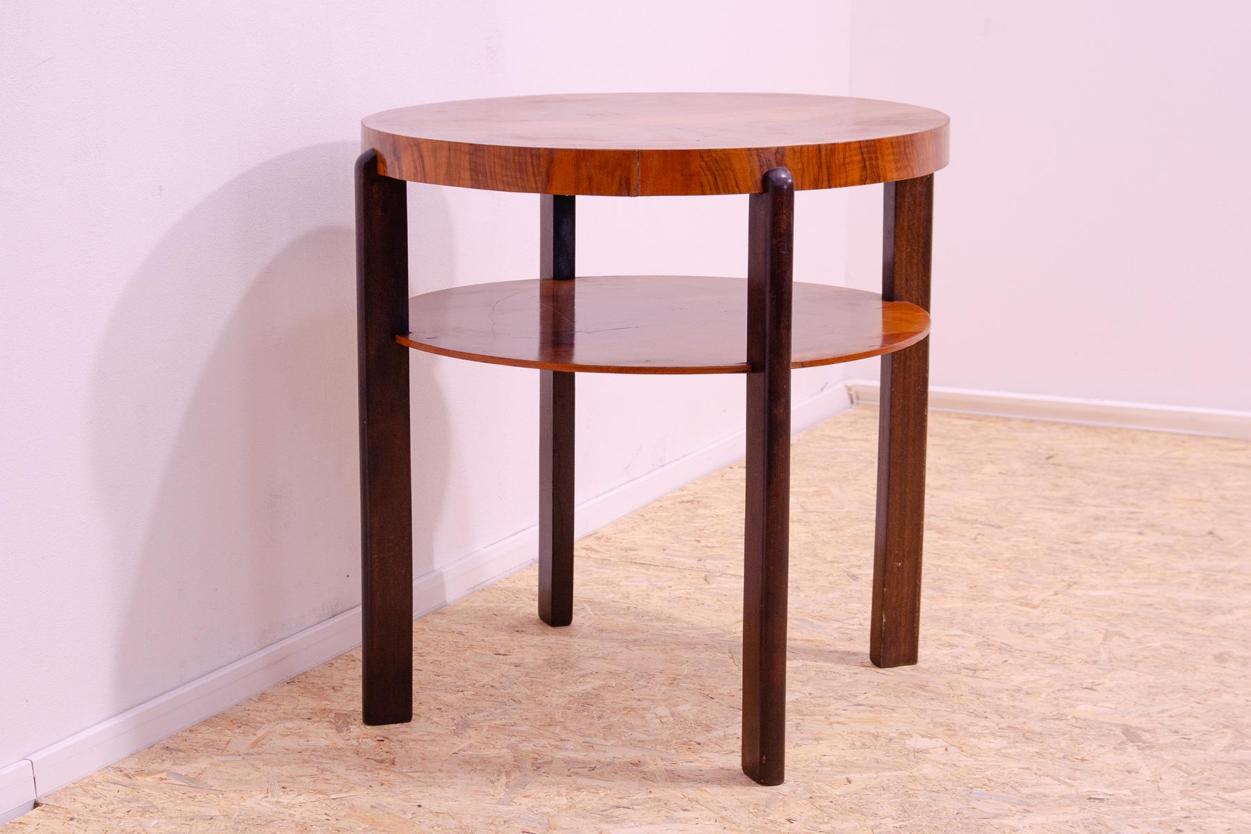 ART DECO round walnut coffee table, Czechoslovakia, 1930´s In Good Condition For Sale In Prague 8, CZ
