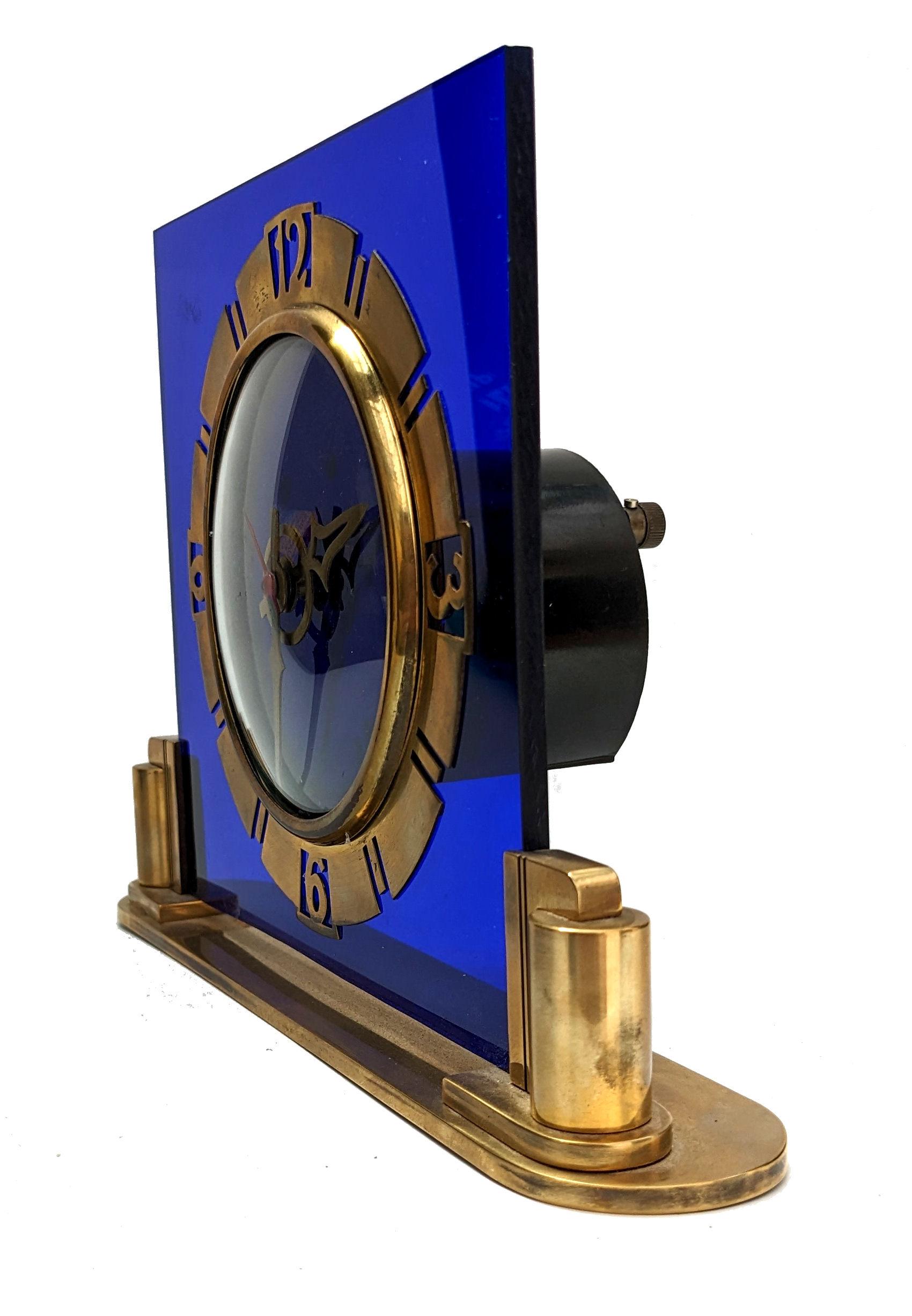 Horloge Art Déco en verre bleu royal et laiton, Angleterre, vers 1930 en vente 3