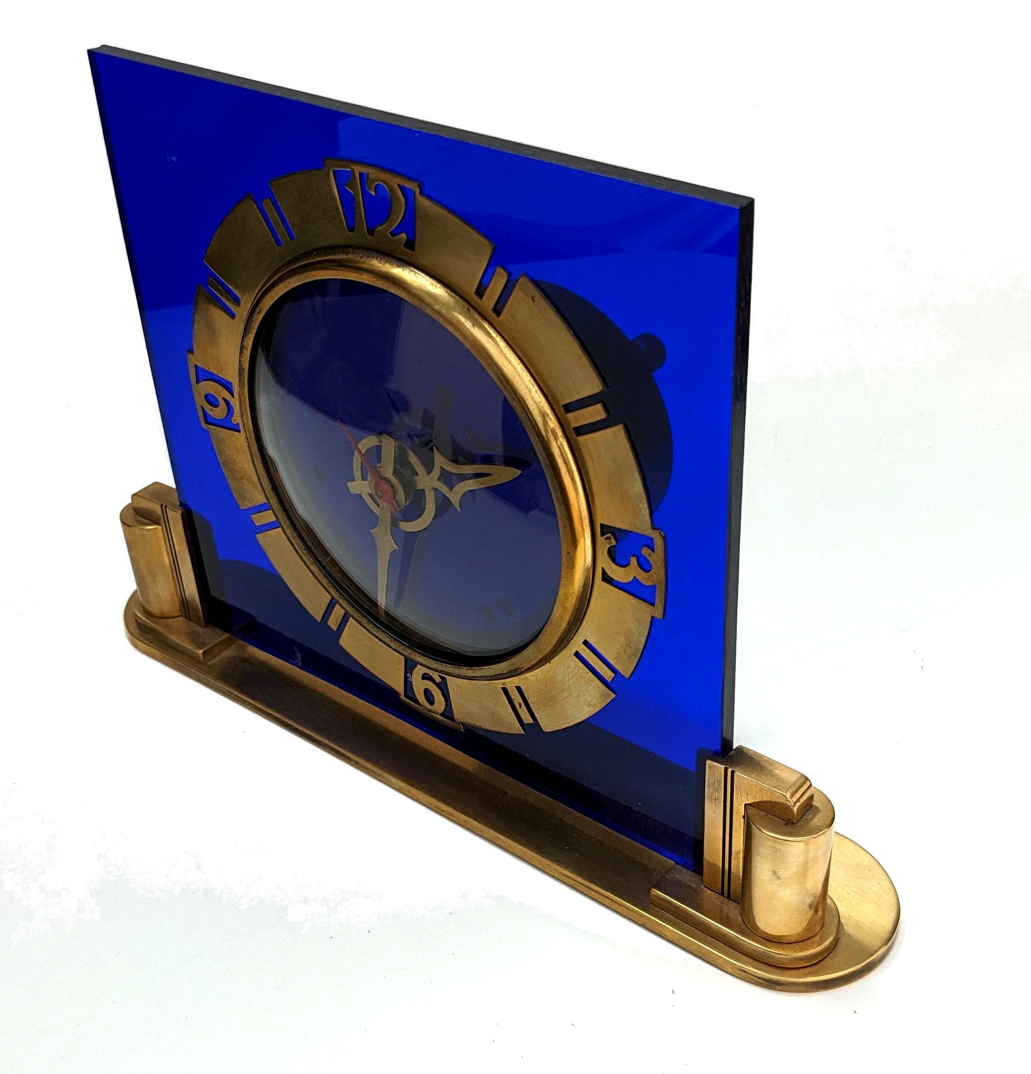 Art déco Horloge Art Déco en verre bleu royal et laiton, Angleterre, vers 1930 en vente