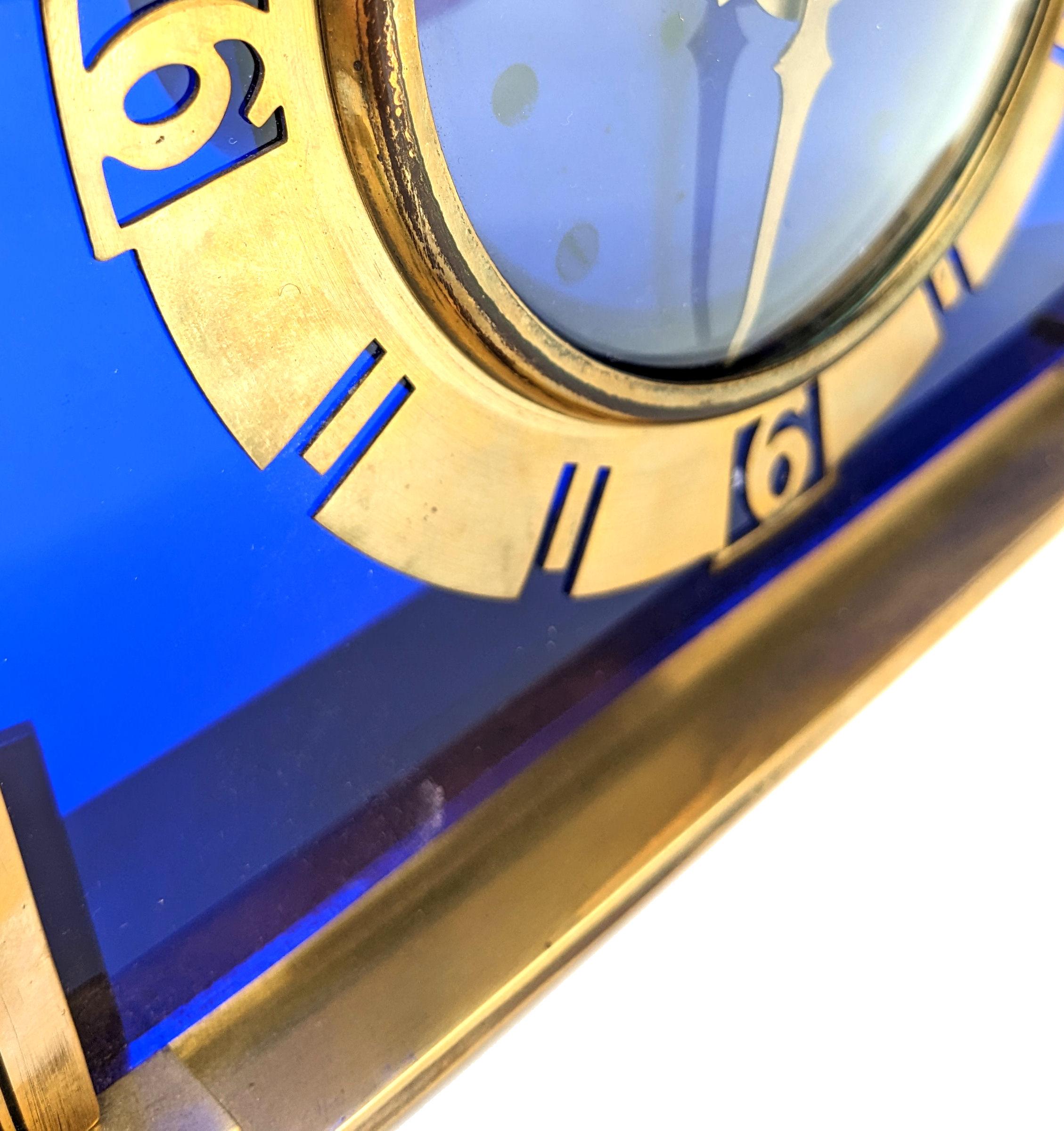 20ième siècle Horloge Art Déco en verre bleu royal et laiton, Angleterre, vers 1930 en vente