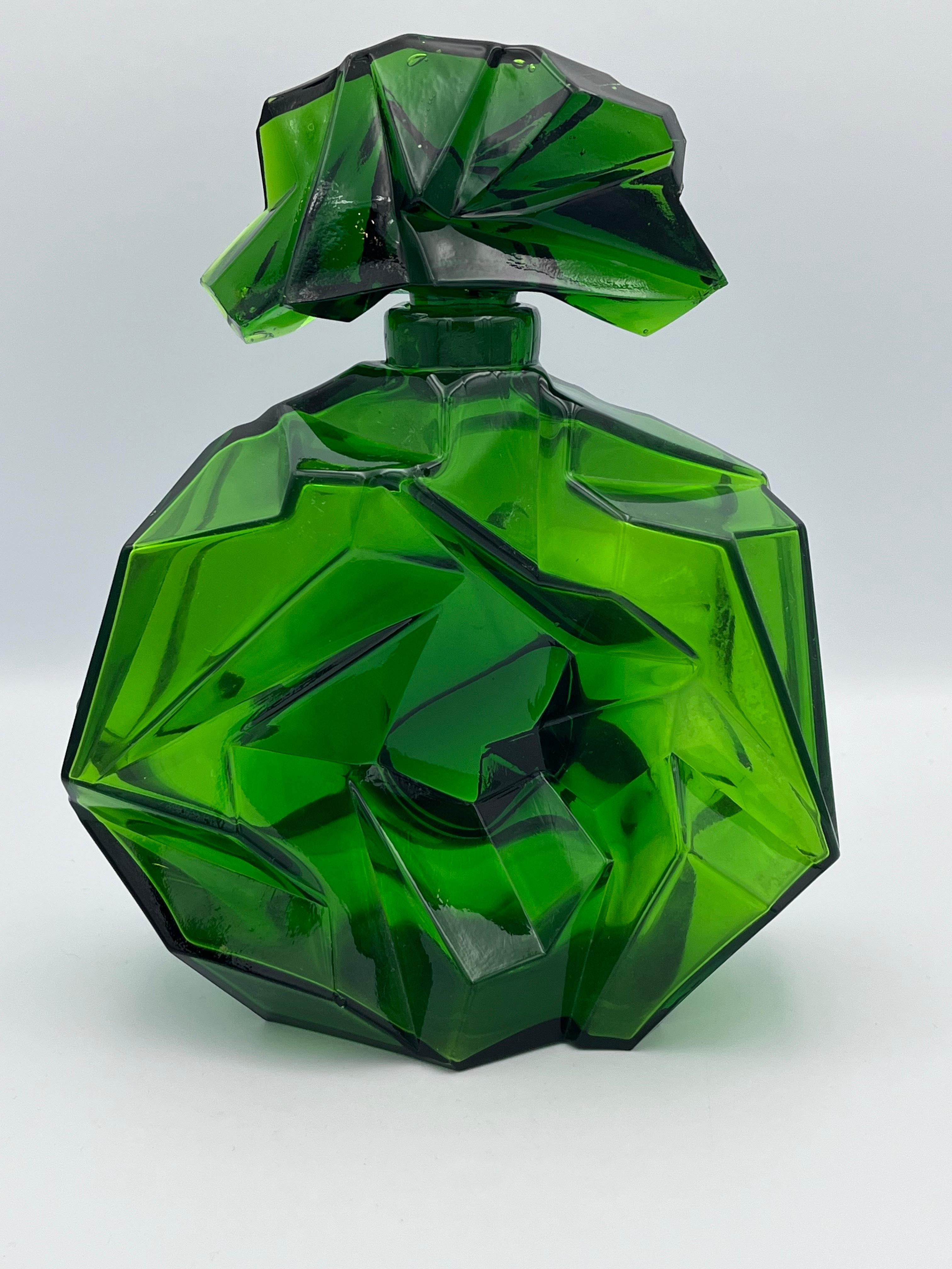 Rare Art Deco Ruba Rombic Jungle Green Glass Decanter by Reuben Haley for Consolidated Glass – Geometric Cubist Design, 1920s-30s

This striking Ruba Rombic decanter in vivid Jungle Green glass is a rare and iconic example of Art Deco design by