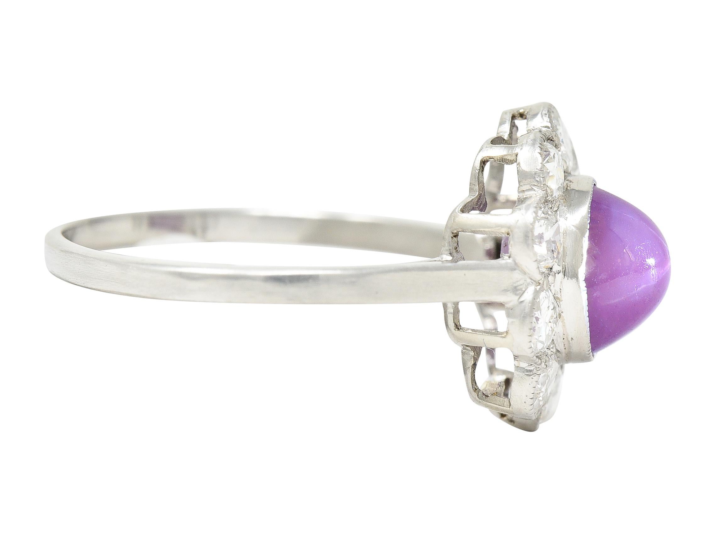 Art Deco Rubin 3,85 Karat Stern-Rubin Bullet Cabochon Diamant Platin Halo-Ring  (Art déco) im Angebot