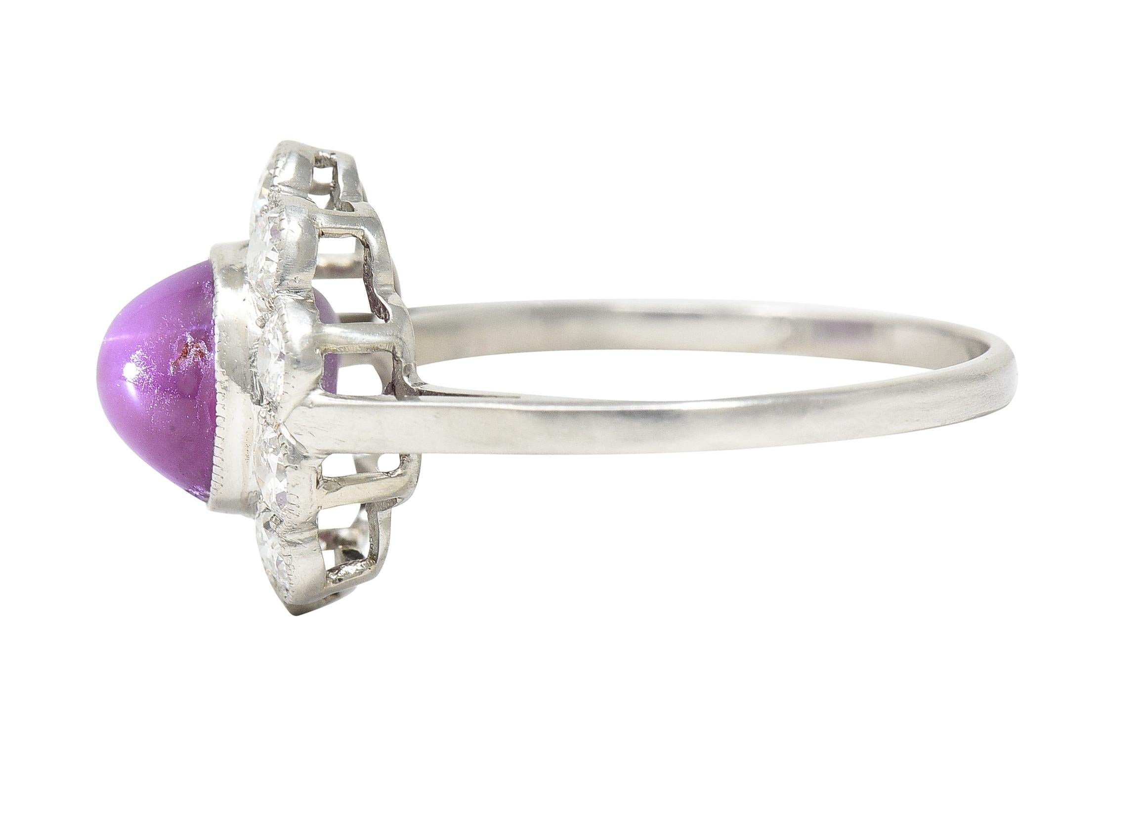 Art Deco Rubin 3,85 Karat Stern-Rubin Bullet Cabochon Diamant Platin Halo-Ring  für Damen oder Herren im Angebot