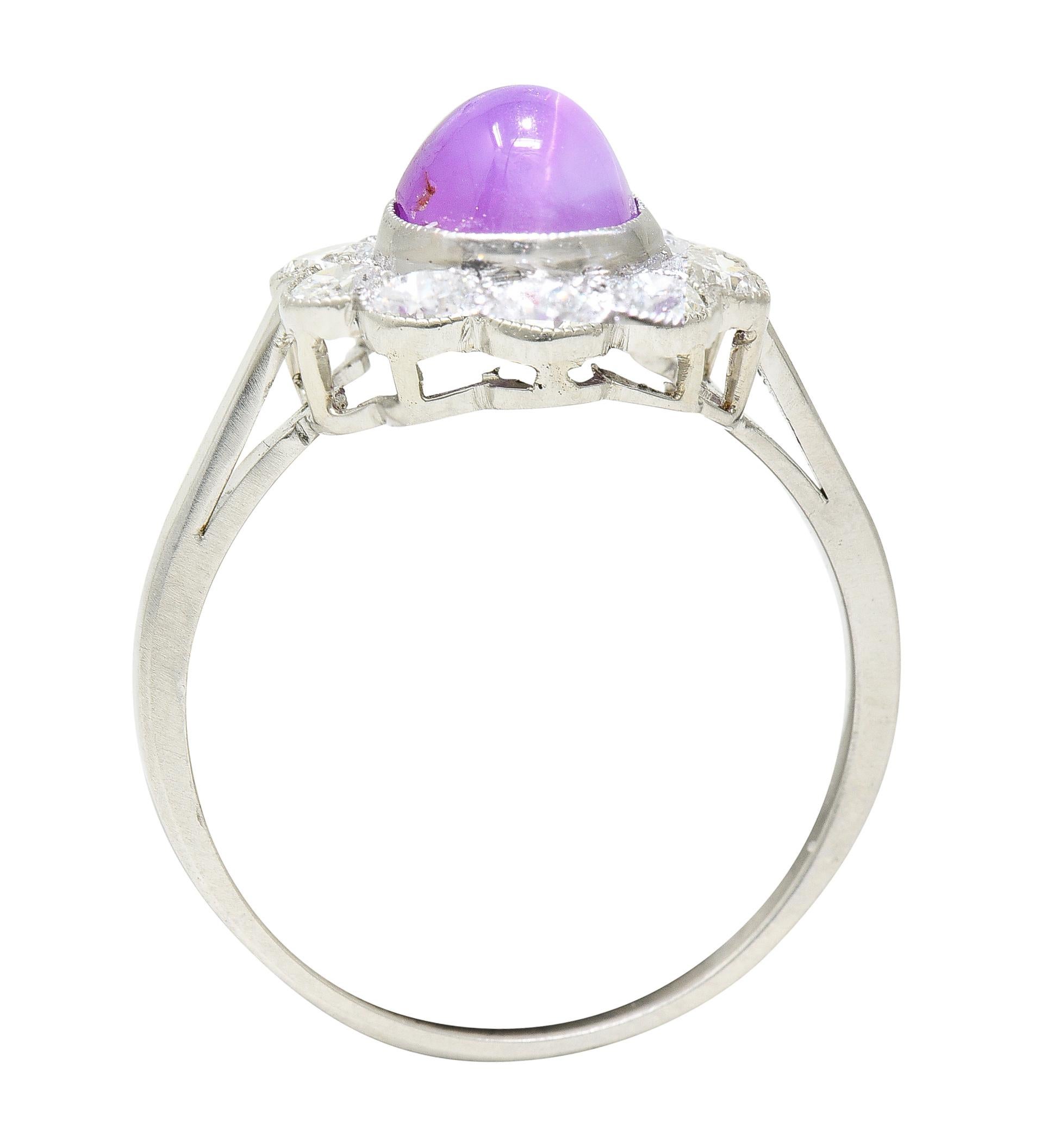 Art Deco Rubin 3,85 Karat Stern-Rubin Bullet Cabochon Diamant Platin Halo-Ring  im Angebot 3