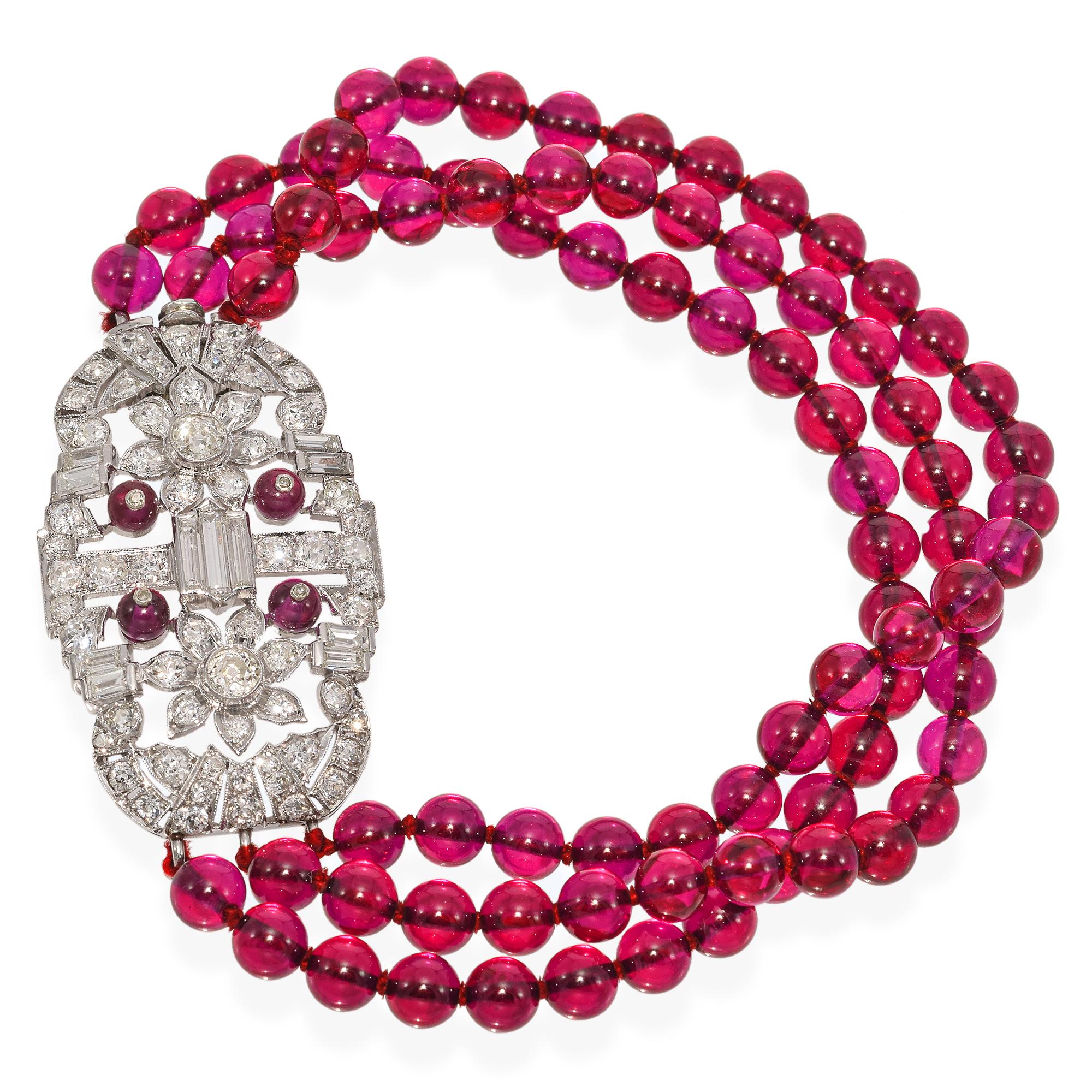 Poids : 32.6 grammes
Pierre : Rubis de laboratoire (3,5-5,2 mm) et environ 3,85 TCW (0,01-0,18 ct) H/I VS Old Euro & Baguette Diamonds
Dimensions du fermoir : 38,5 x 23,4 mm
Taille du bracelet : 7 pouces
Poinçon : Platine testé

ARTICLE N° :