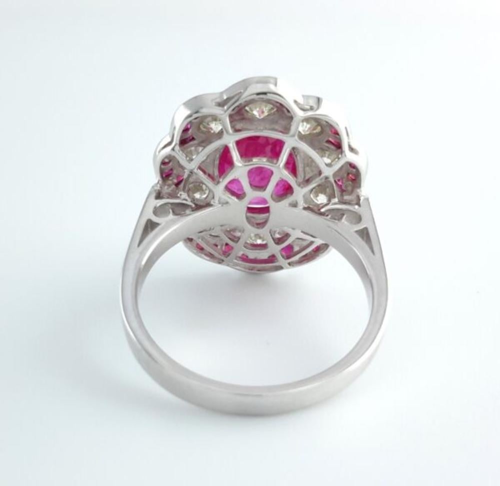 Dieser atemberaubende Ring verbindet die zeitlose Schönheit eines thailändischen Rubins mit der kühnen Eleganz des Art-déco-Designs. Im Mittelpunkt steht ein ovaler Rubin von 4,22 Karat, der für seinen tiefroten Farbton und seine außergewöhnliche