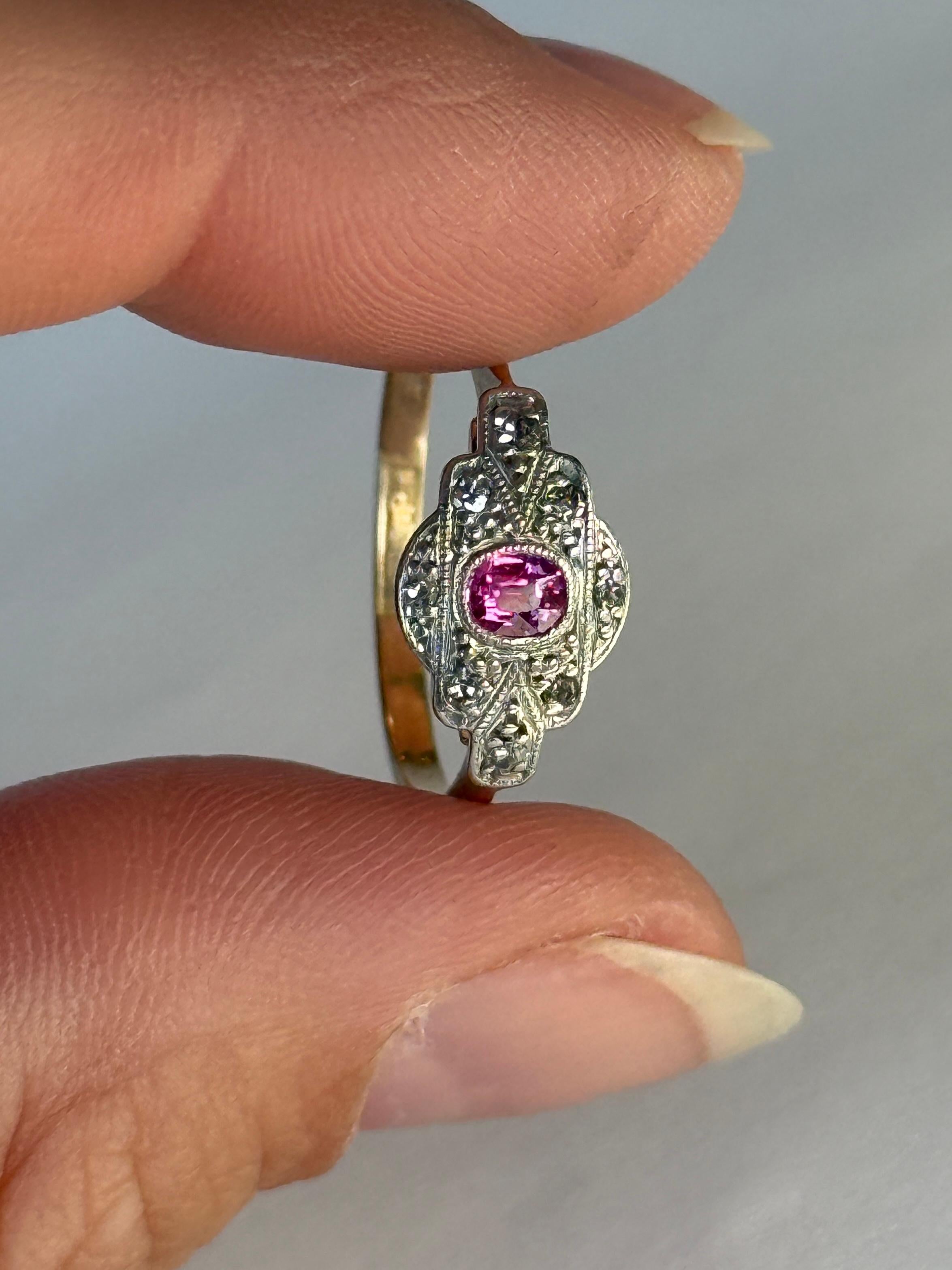 Questo splendido anello a pannello contiene un rubino rosa da 15pt e dei diamanti. Il totale dei diamanti di questo anello è di 8pt e tutte le pietre sono incastonate nel platino. 

Dimensioni: P 1/2 o 8
Dimensioni della faccia: 8x14 mm
Altezza dal