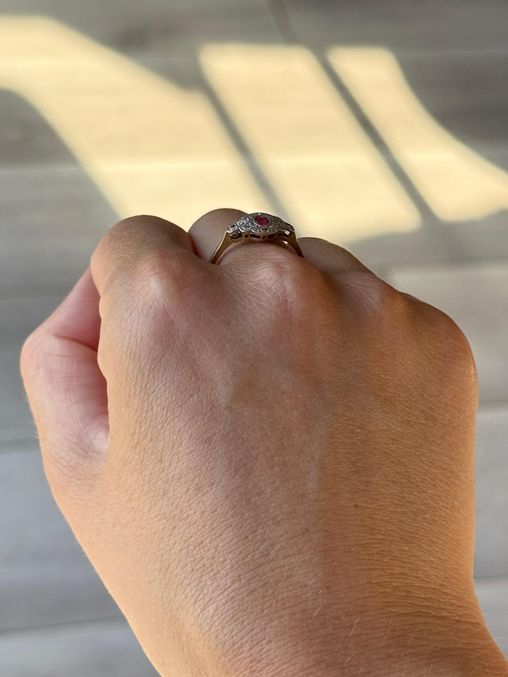 Quadrato Anello Art Deco con rubino e pannello in oro 18 carati in vendita