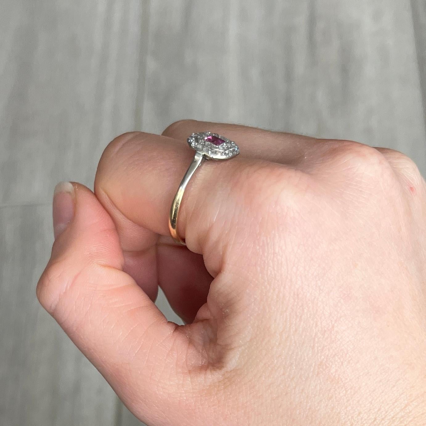 Cette magnifique bague contient de superbes diamants et rubis étincelants.  Les pierres sont serties en platine et le reste de la bague est modelé en or 18 carats. Rubis total 30pts, diamant total 32pts. 

Taille de l'anneau : T ou 9 1/2 
Dimensions