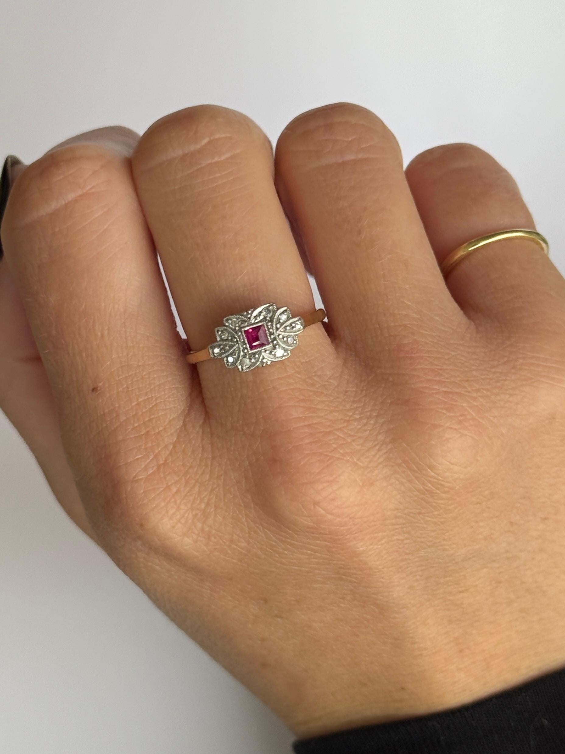 Art Déco Art Deco Ruby and Diamond 18 Carat Gold and Platinum Panel Ring in vendita