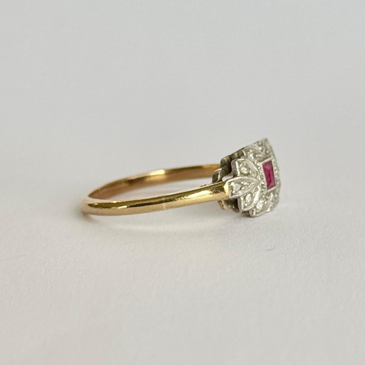 Taglio rotondo Art Deco Ruby and Diamond 18 Carat Gold and Platinum Panel Ring in vendita