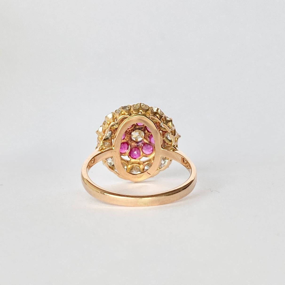 Ce bijou contient 8 rubis et 15 diamants. Les rubis sont d'un rose vif et riche et les diamants sont si brillants et étincelants. Les diamants totalisent 1carat et les rubis 40pts. La bague est en or 18 carats. 

Taille de la bague : M 1/2 ou 6