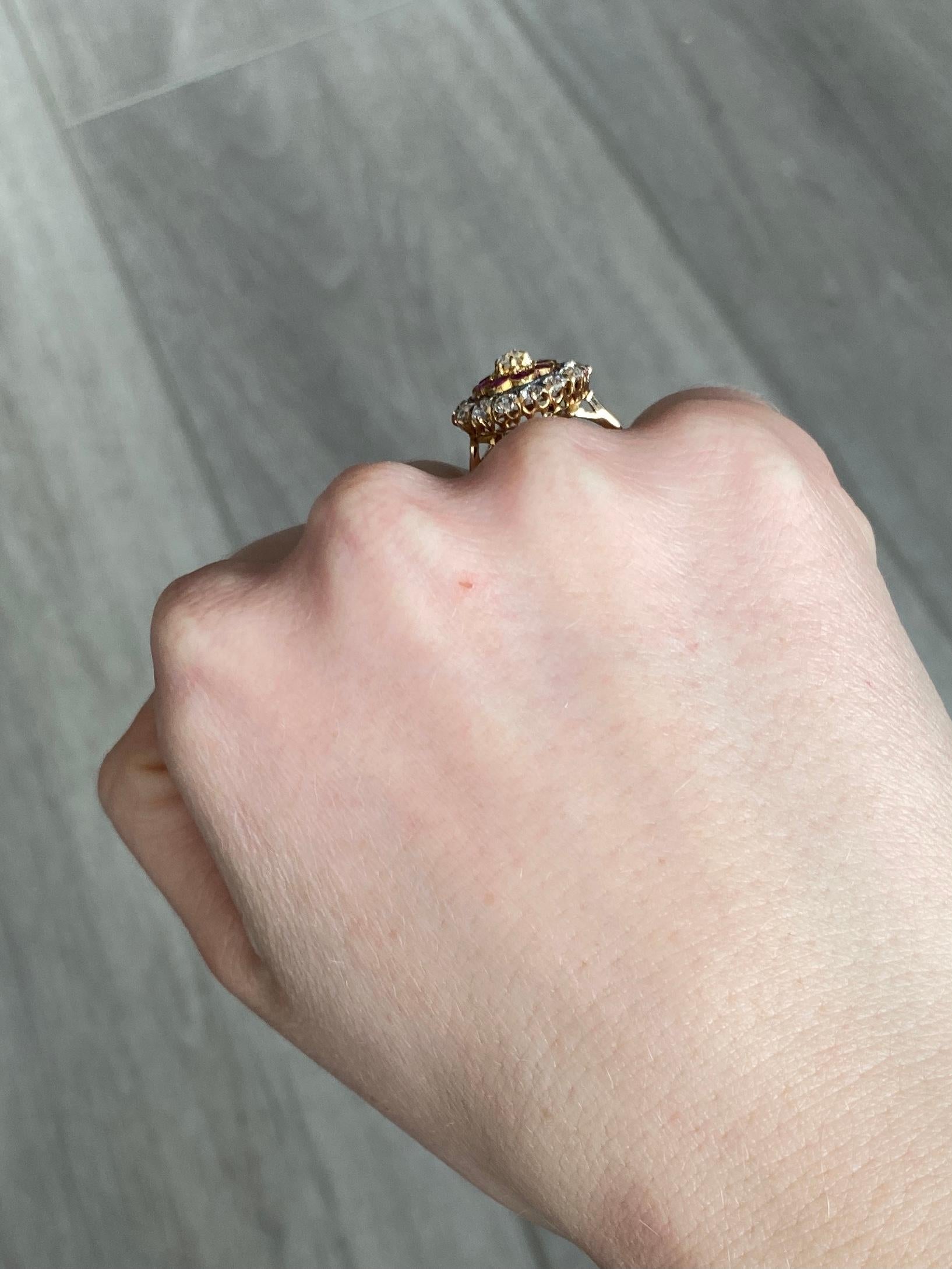 Bague grappe Art déco en or 18 carats avec rubis et diamants en vente 1