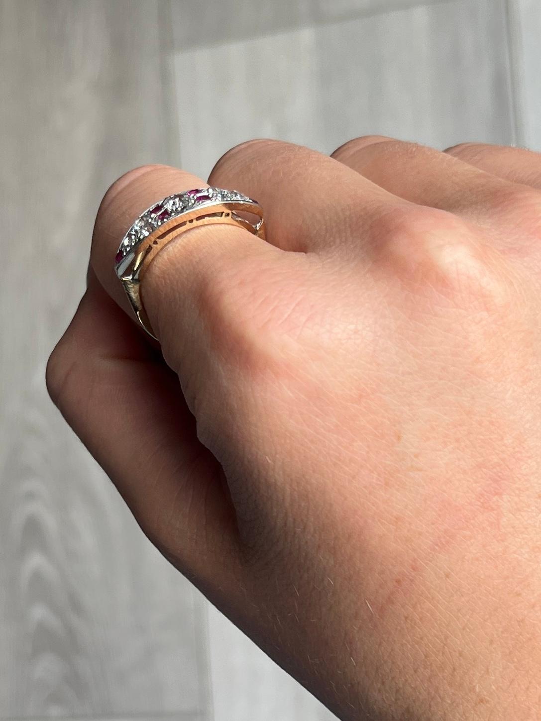Dieser wunderschöne Art-Déco-Ring enthält einen zentralen Diamanten von 25 pt und insgesamt 1 Karat an Diamanten. Jeder Rubin misst 5 Pence und alle Steine sind in Platin gefasst.

Ring Größe: O oder 7 1/4 
Breite des Bandes: 7,5 mm 