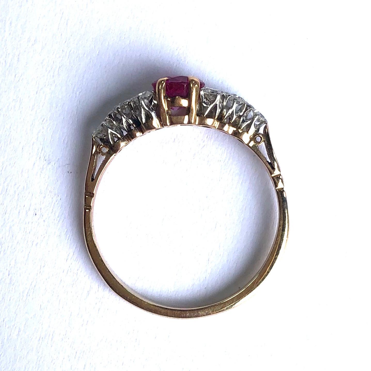 Taglio rotondo Anello Art Deco con rubino e diamanti in oro 18 carati in vendita