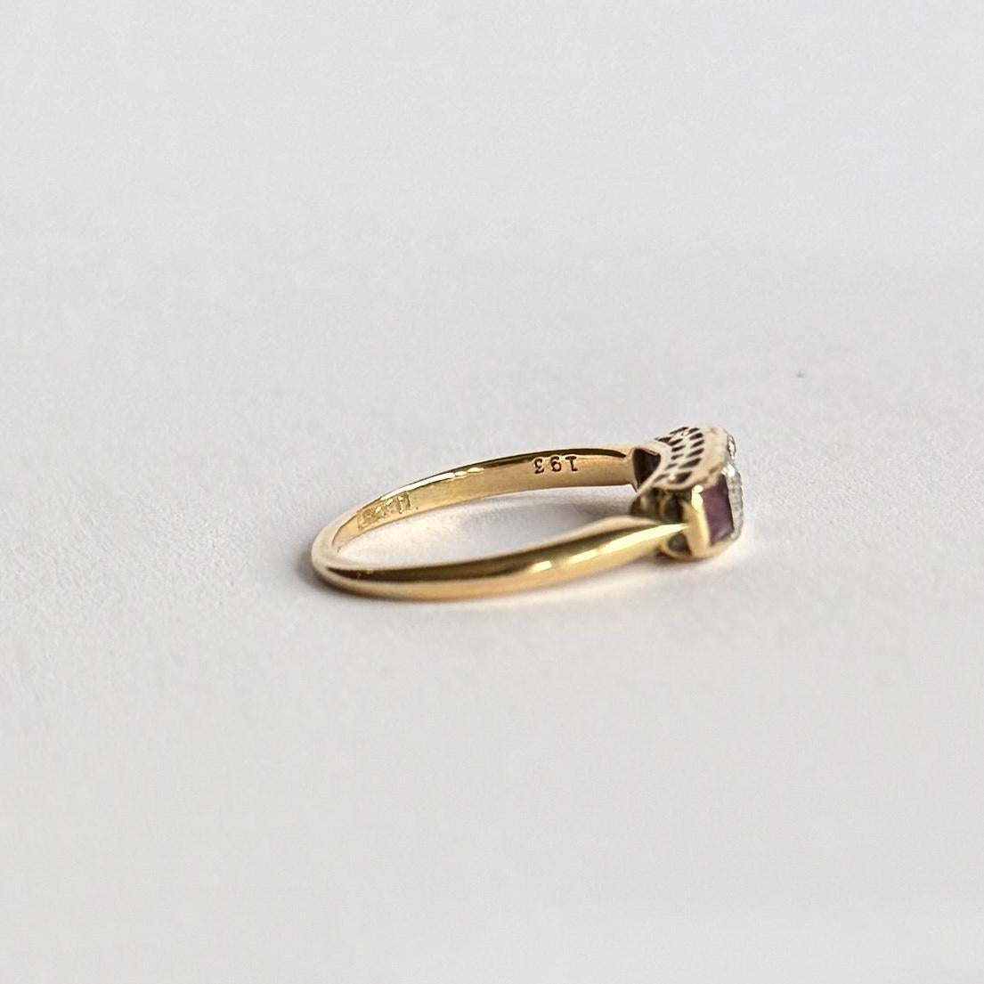 Cette bague en or 18ct brillant est sertie de trois rubis totalisant 50pts et de quatre diamants totalisant 8pts. Les pierres sont encastrées dans le panneau.

Taille de l'anneau : J 1/2 ou 5  
Dimensions de la face : 5x13mm

Poids : 2g