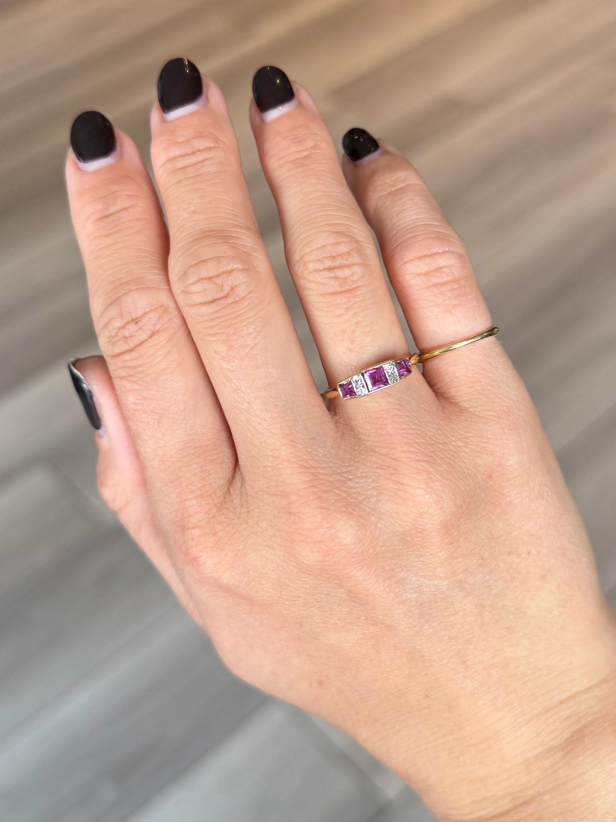 Taille ronde Bague Art déco à trois pierres en or 18 carats, rubis et diamants en vente