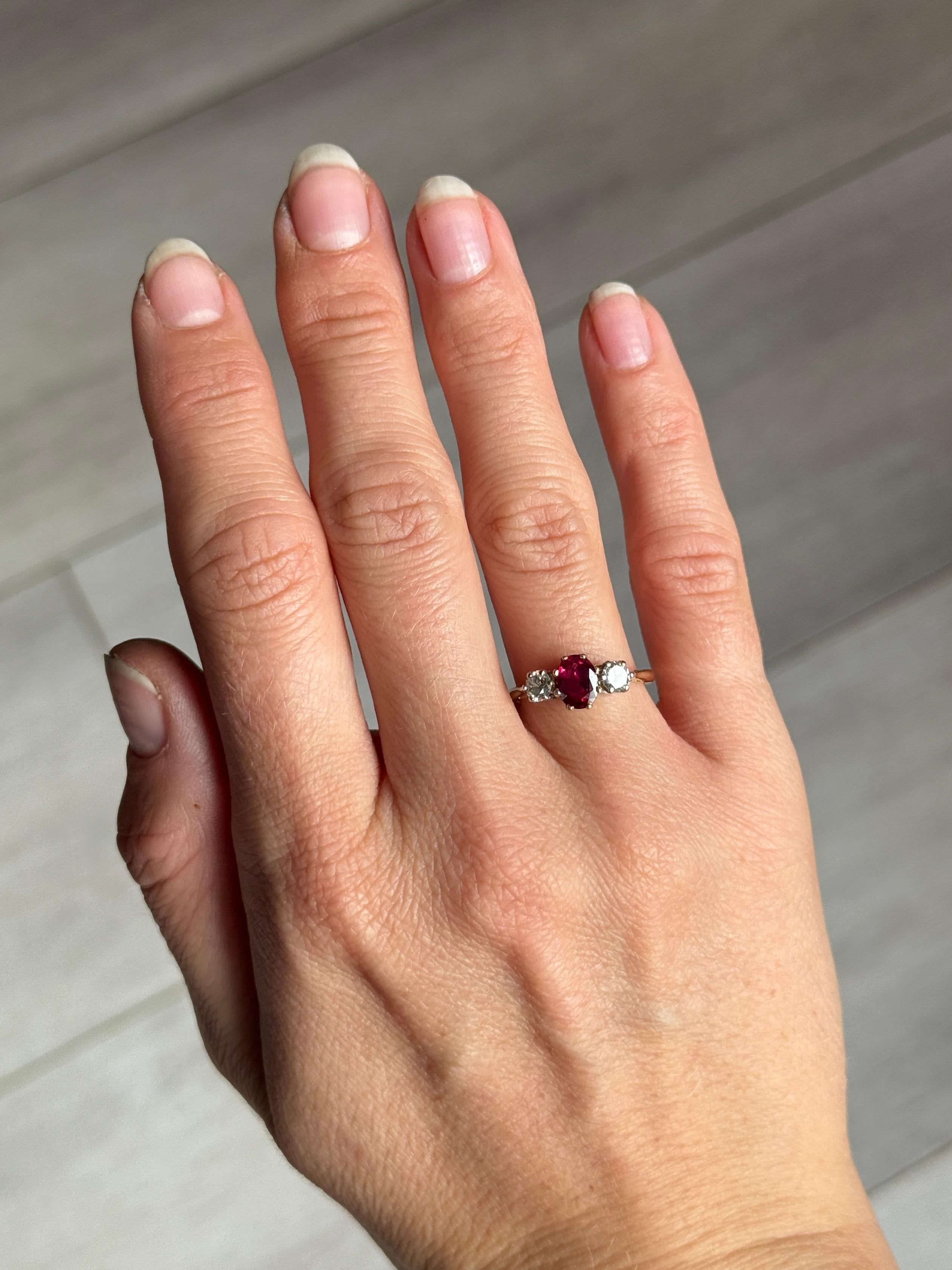 Dreisteiniger Art-Déco-Ring aus 18 Karat Gold mit Rubin und Diamanten (Art déco) im Angebot