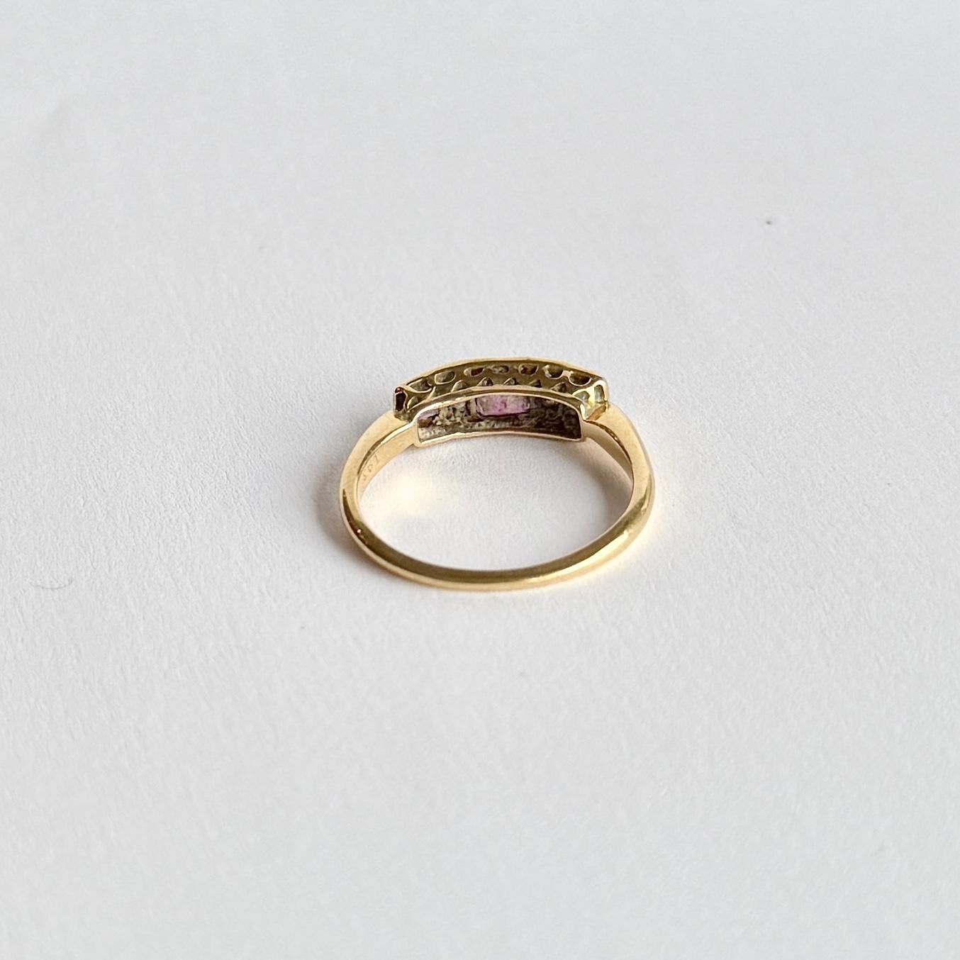 Bague Art déco à trois pierres en or 18 carats, rubis et diamants Bon état - En vente à Chipping Campden, GB