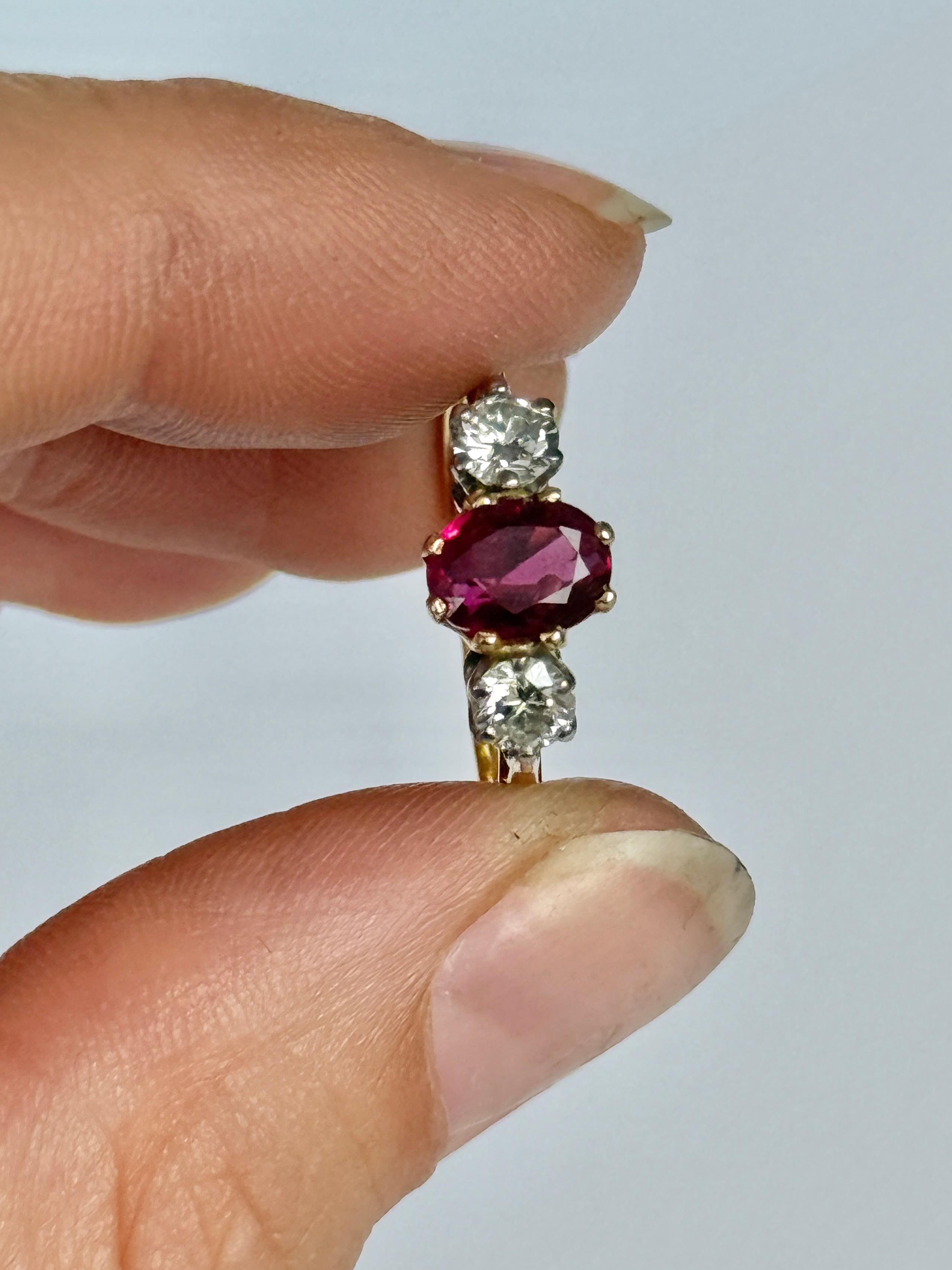 Dreisteiniger Art-Déco-Ring aus 18 Karat Gold mit Rubin und Diamanten (Rundschliff) im Angebot