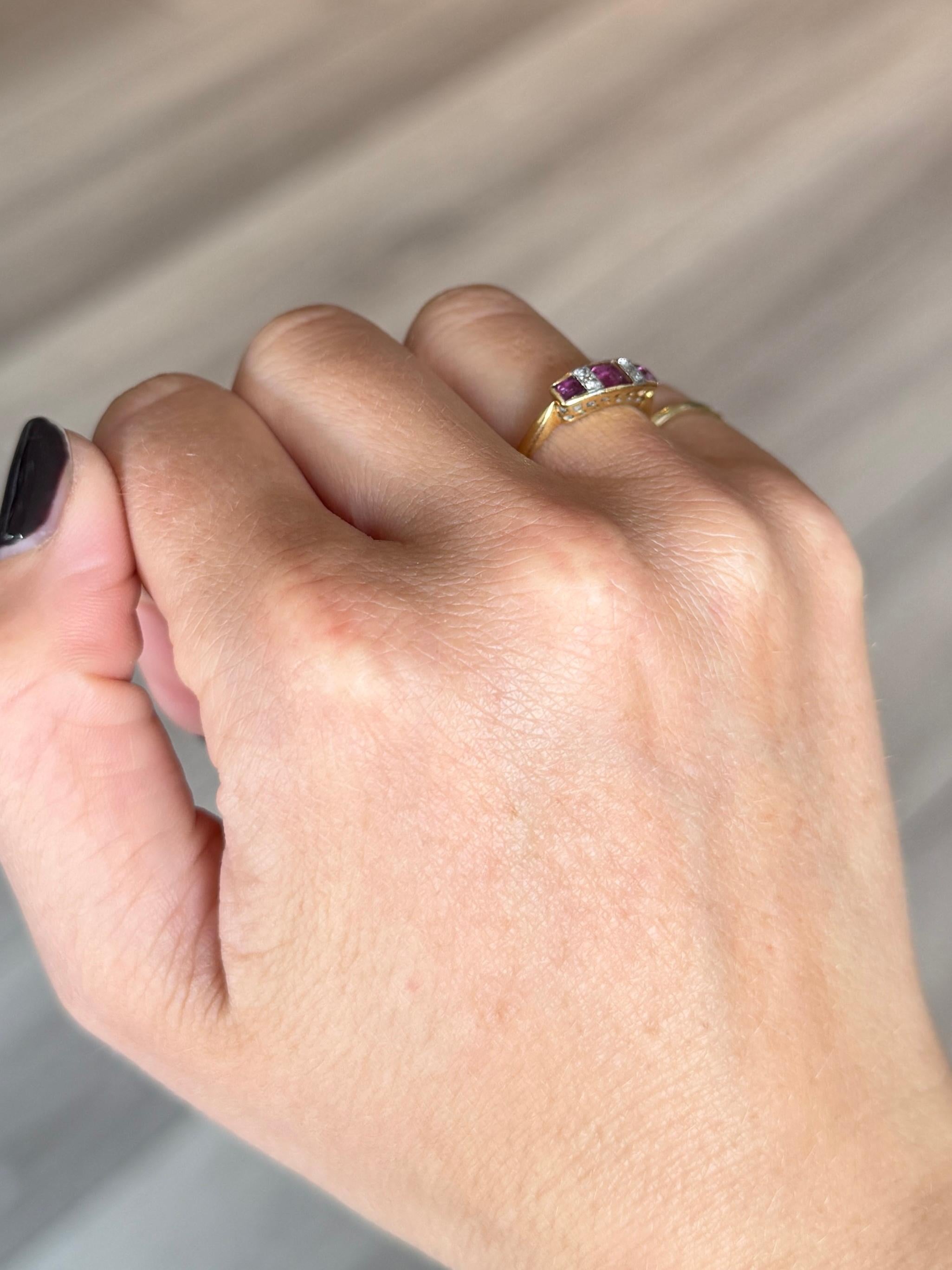 Bague Art déco à trois pierres en or 18 carats, rubis et diamants Pour femmes en vente
