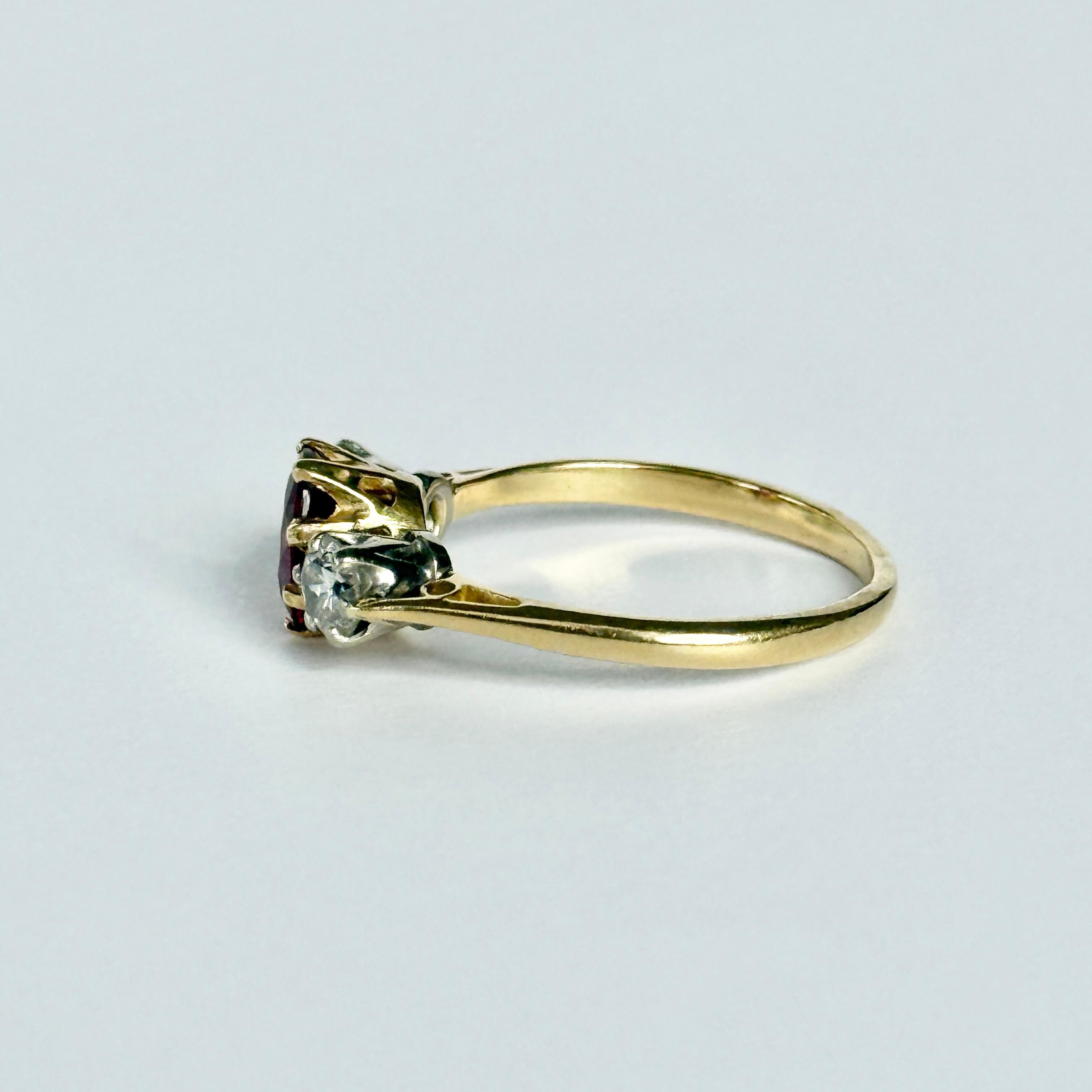 Dreisteiniger Art-Déco-Ring aus 18 Karat Gold mit Rubin und Diamanten im Zustand „Gut“ im Angebot in Chipping Campden, GB