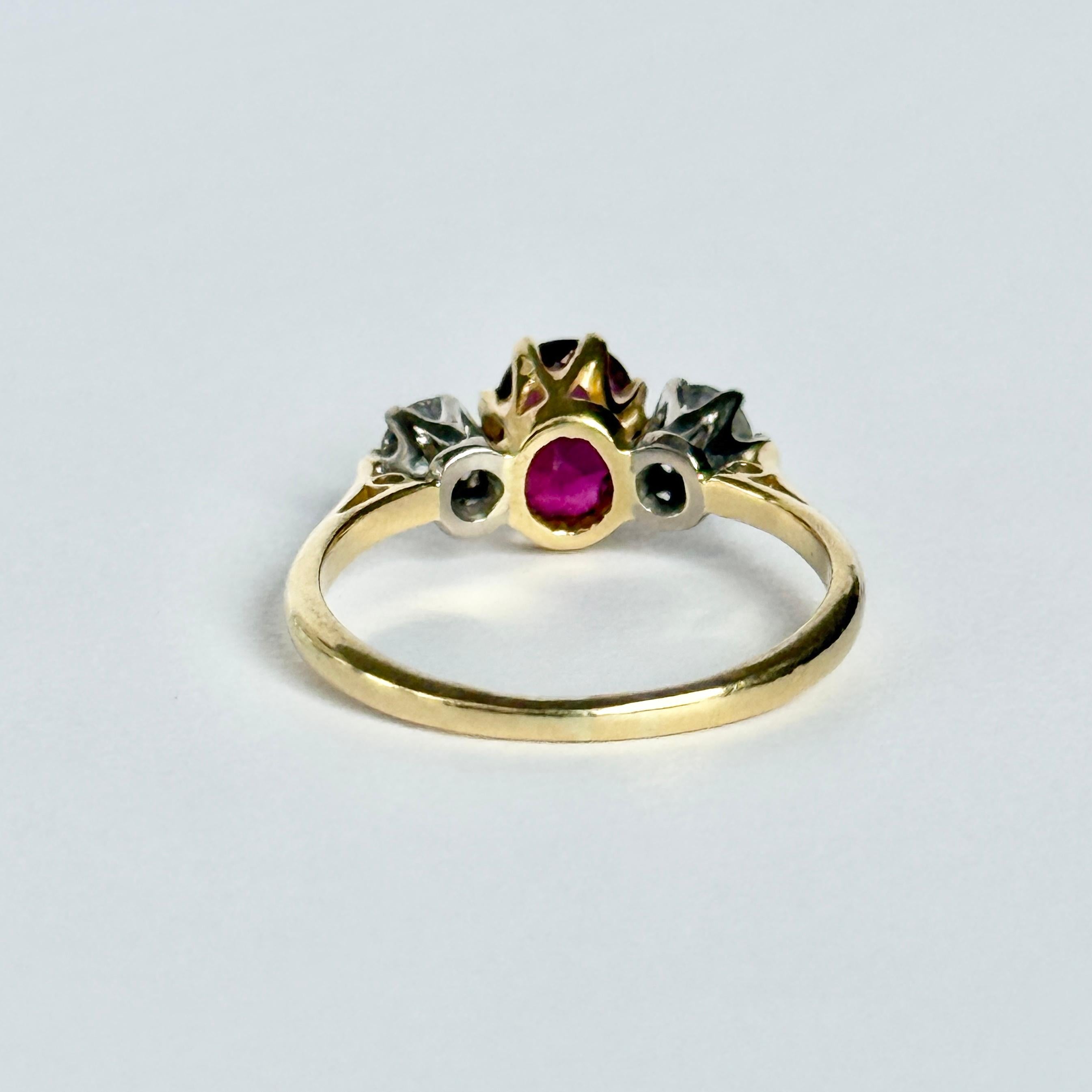 Dreisteiniger Art-Déco-Ring aus 18 Karat Gold mit Rubin und Diamanten Damen im Angebot