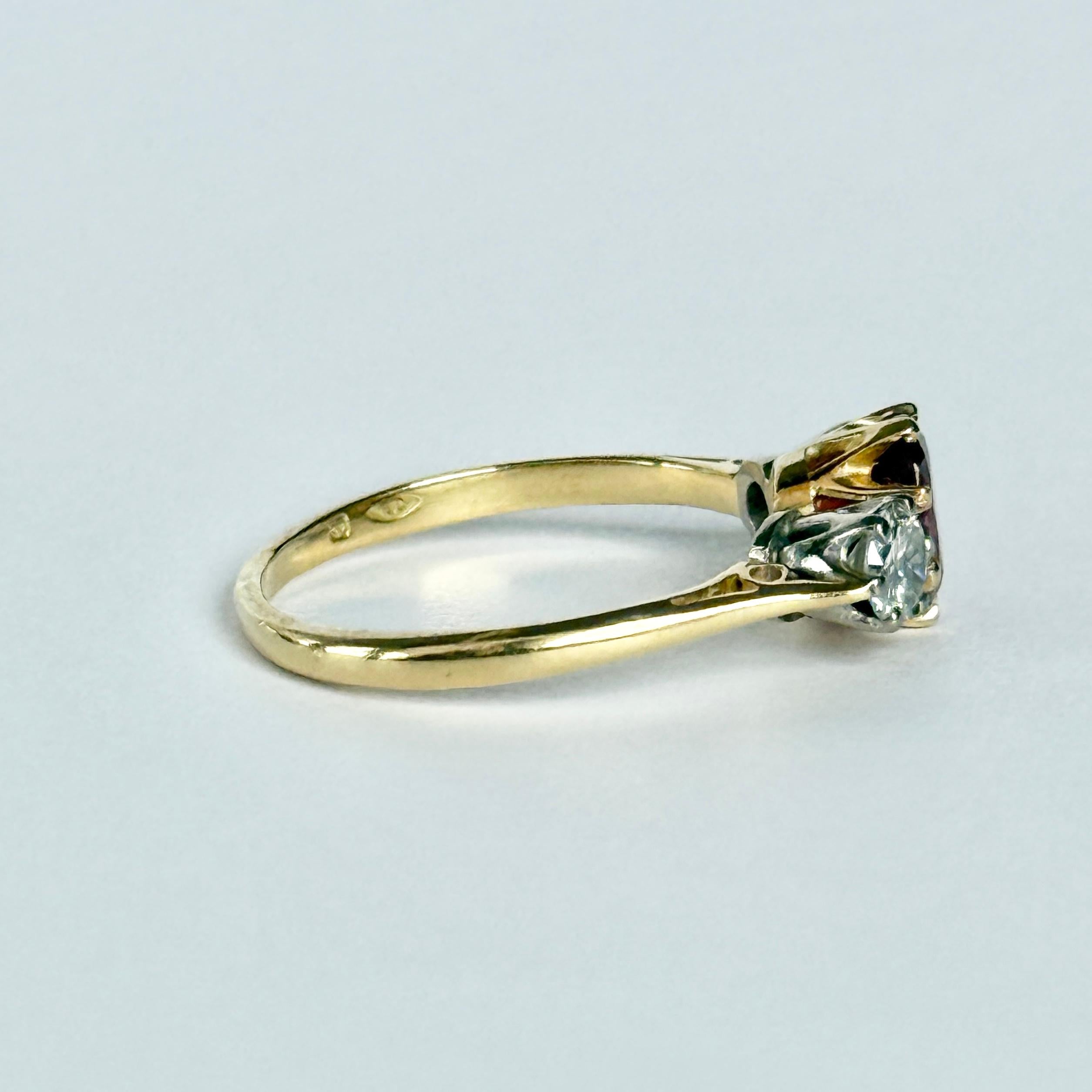 Dreisteiniger Art-Déco-Ring aus 18 Karat Gold mit Rubin und Diamanten im Angebot 1