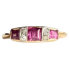 Dreisteiniger Art-Déco-Ring aus 18 Karat Gold mit Rubin und Diamanten