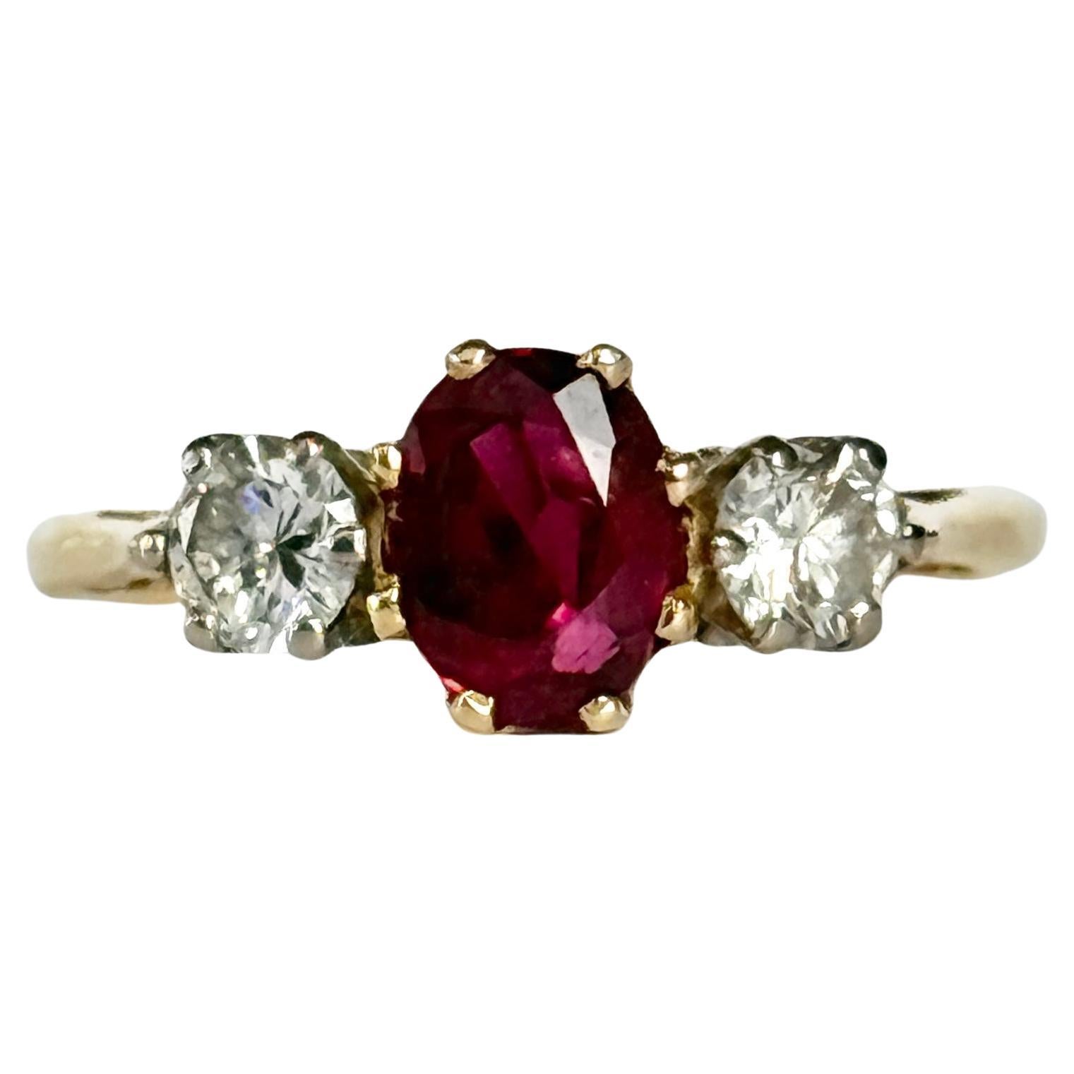 Dreisteiniger Art-Déco-Ring aus 18 Karat Gold mit Rubin und Diamanten im Angebot