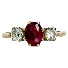 Dreisteiniger Art-Déco-Ring aus 18 Karat Gold mit Rubin und Diamanten