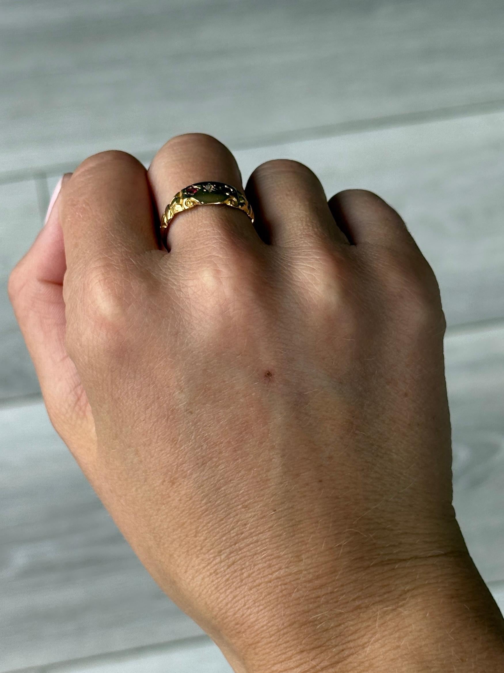 Band aus 18 Karat Gold, besetzt mit Rubinen und Diamanten. Birmingham gestempelt. 

Ring Größe: N oder 6 3/4 
Bandbreite: 8mm 

Gewicht: 3.3 g 