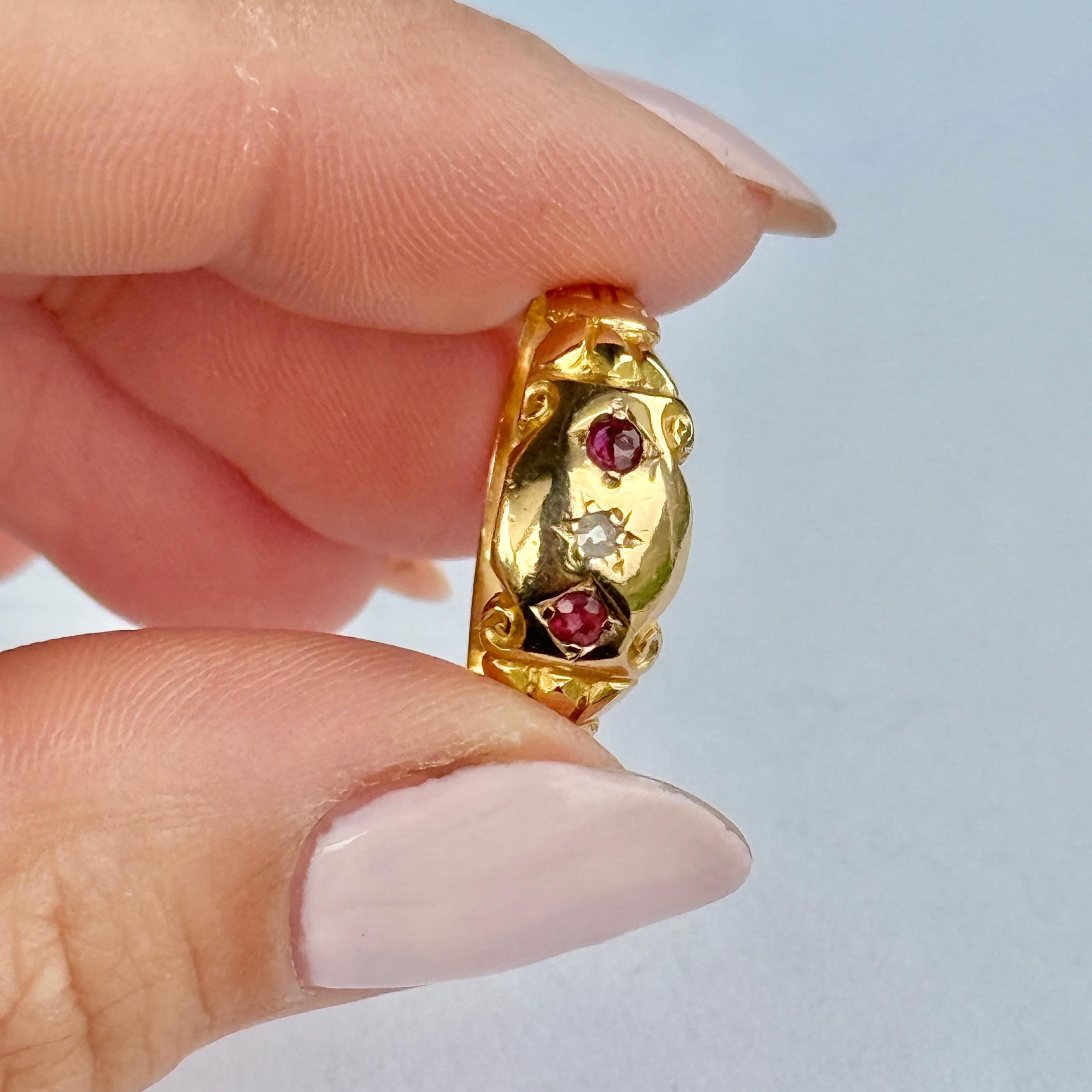 Art Deco Rubin und Diamant 18 Karat Gold Drei-Stein-Stern-Fassung Ring (Rundschliff) im Angebot