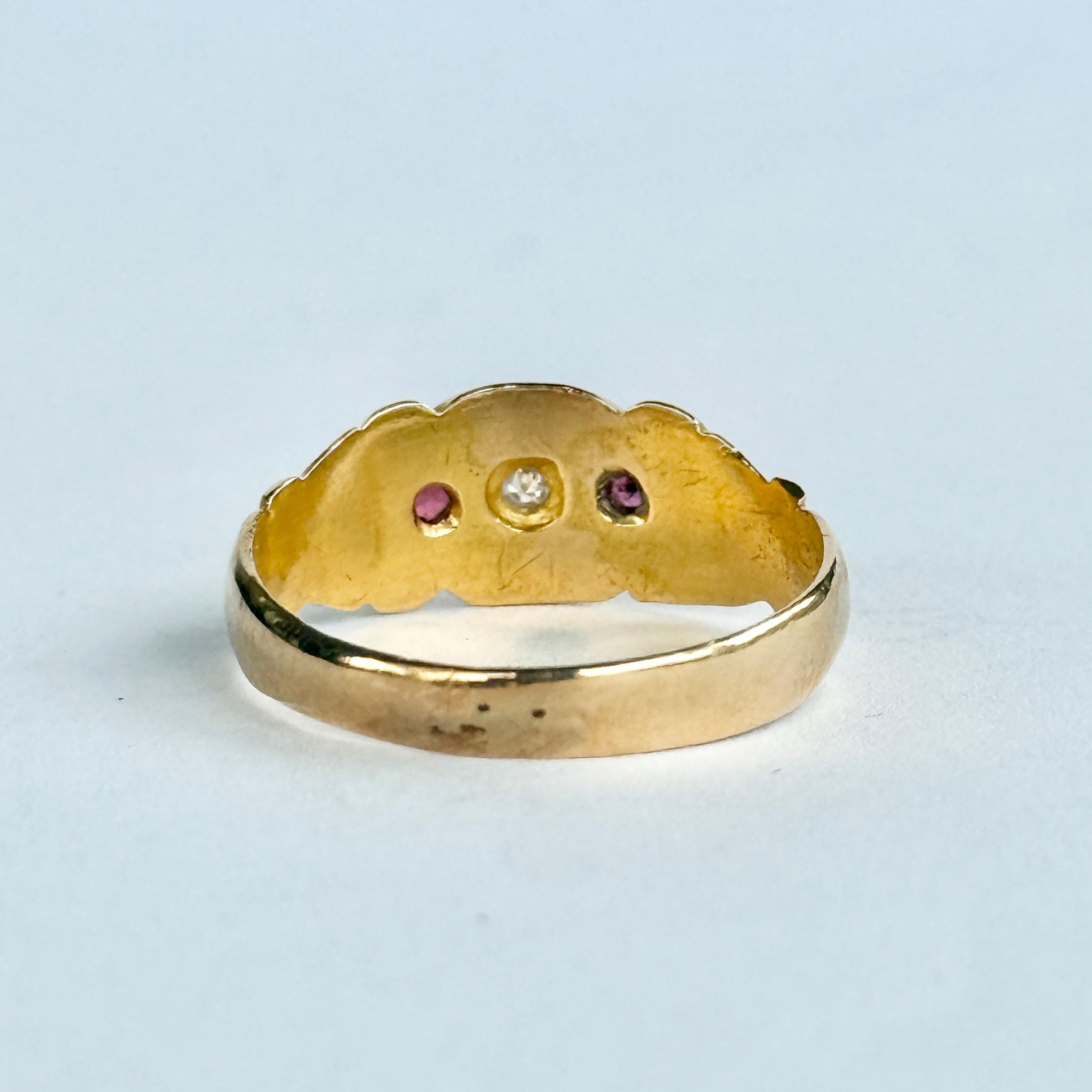 Art Deco Rubin und Diamant 18 Karat Gold Drei-Stein-Stern-Fassung Ring im Zustand „Gut“ im Angebot in Chipping Campden, GB