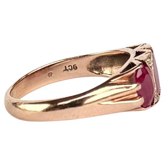 In questo anello in oro 9ct lucido sono incastonati tre rubini per un totale di 1,10ct e quattro diamanti per un totale di 8pt. Le pietre sono incastonate a filo della fascia.

Misura dell'anello: L 1/2 o 6 
Larghezza della faccia: 7 mm

Peso: 2,7 g