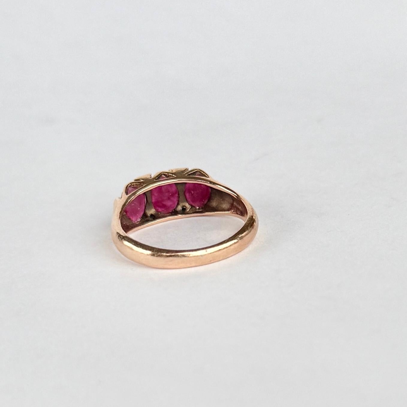 Anello a tre pietre in oro 9 carati con rubini e diamanti Art Deco In condizioni buone in vendita a Chipping Campden, GB