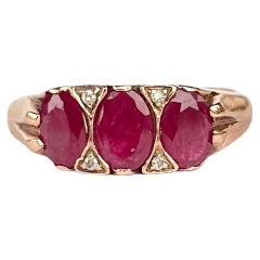 Anillo Art Déco de tres piedras de oro de 9 quilates con rubíes y diamantes