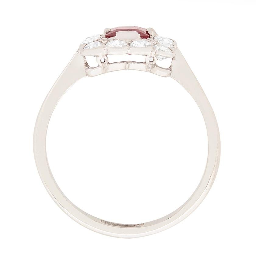 Dieser atemberaubende Art-Déco-Ring zeigt einen tiefroten, natürlichen Rubin, der von Diamanten im Altschliff umgeben ist. Der Rubin wiegt 0,50 Karat und wurde in Platin gefasst. Der Halo aus Diamanten besteht aus 12 Steinen mit einem Gewicht von je