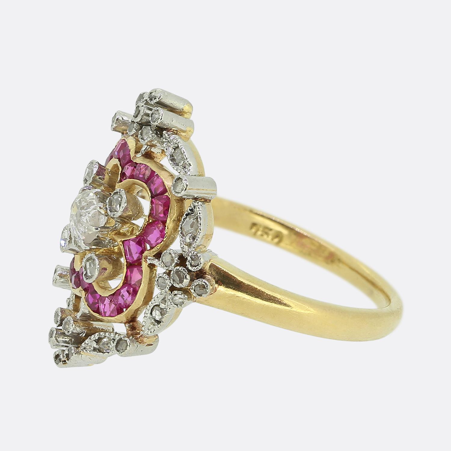 Aquí tenemos un impresionante anillo en racimo fabricado a principios del siglo XX. Un único diamante redondo facetado de talla mina antigua se asienta ligeramente elevado en el centro de una cara abierta en un engaste de 8 garras con cuatro