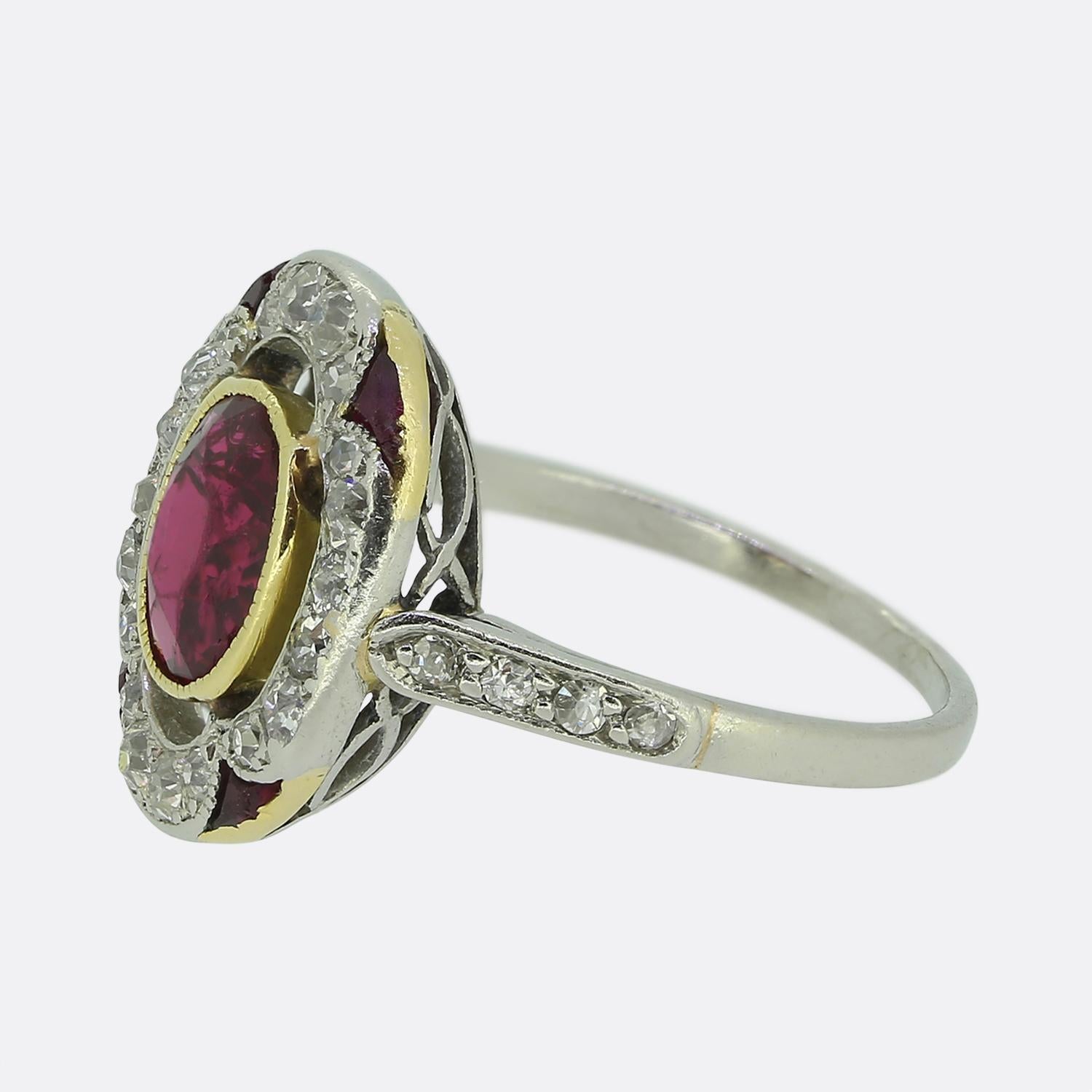 Hier haben wir einen wunderschönen Rubin- und Diamantring, der während der Blütezeit des Art déco gefertigt wurde. Dieses Stück aus Platin zeigt einen ovalen, facettierten, sattroten Rubin in der Mitte einer offenen Fläche in einer feinen