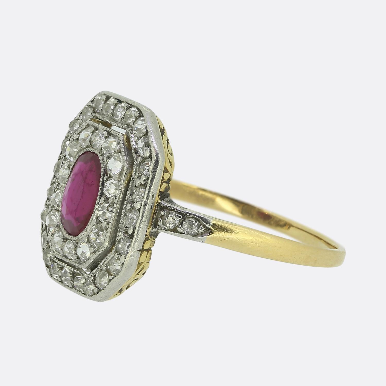 Hier haben wir einen eleganten Ring aus 18 Karat Gold mit einem auffälligen ovalen Rubin in der Mitte der Vorderseite. Der leuchtend rote Hauptstein ist von einem Duo achteckiger Fassungen umgeben, die jeweils aus einer einzigen Reihe runder,
