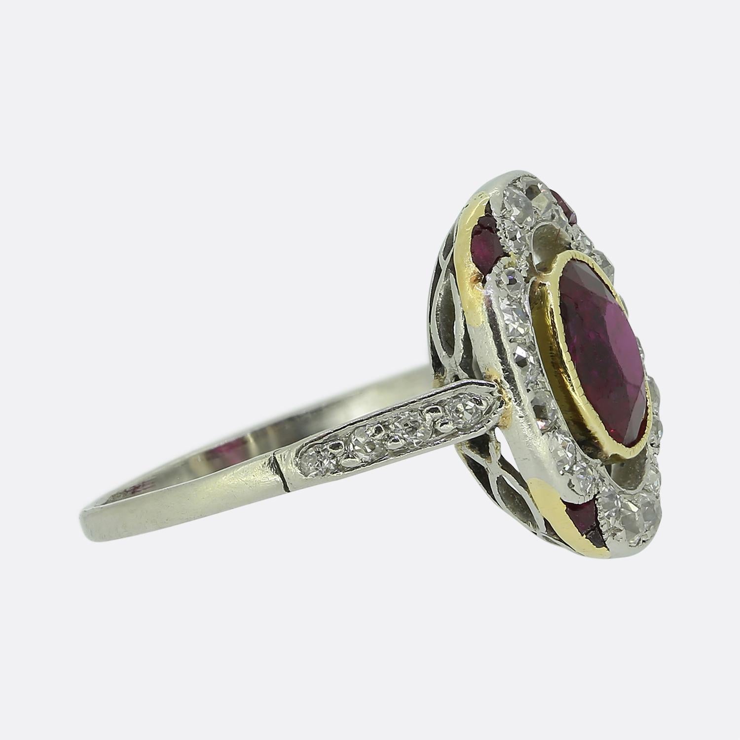 Art Deco Rubin- und Diamant-Cluster-Ring (Art déco) im Angebot