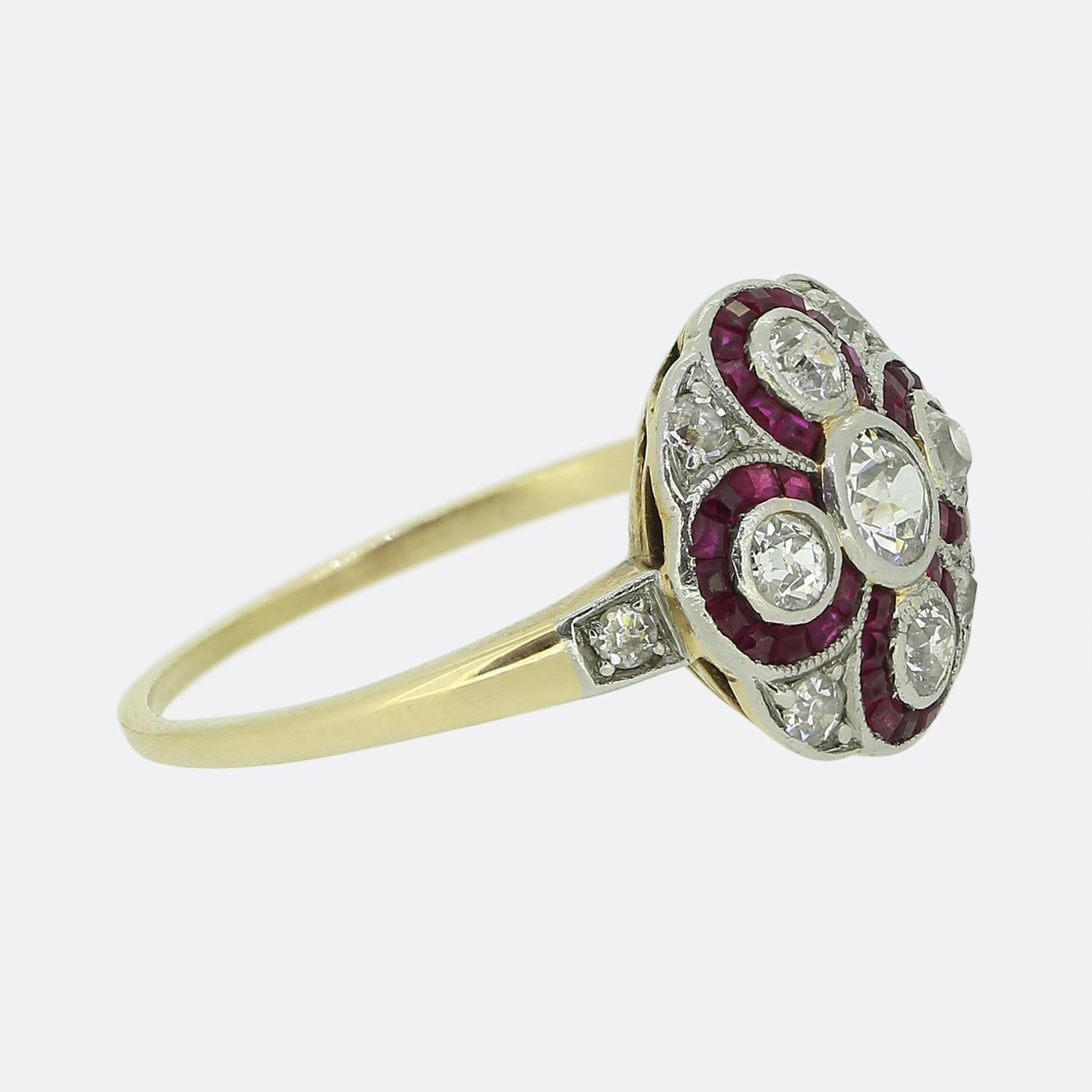 Art Deco Rubin- und Diamant-Cluster-Ring (Art déco) im Angebot