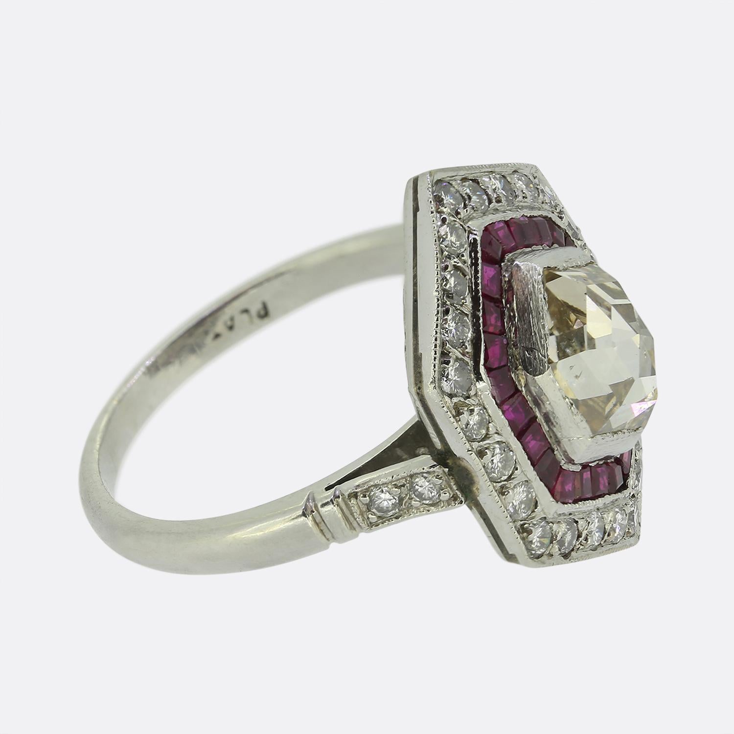 Anillo Art Decó de Rubí y Diamantes en Racimo Corte rosa